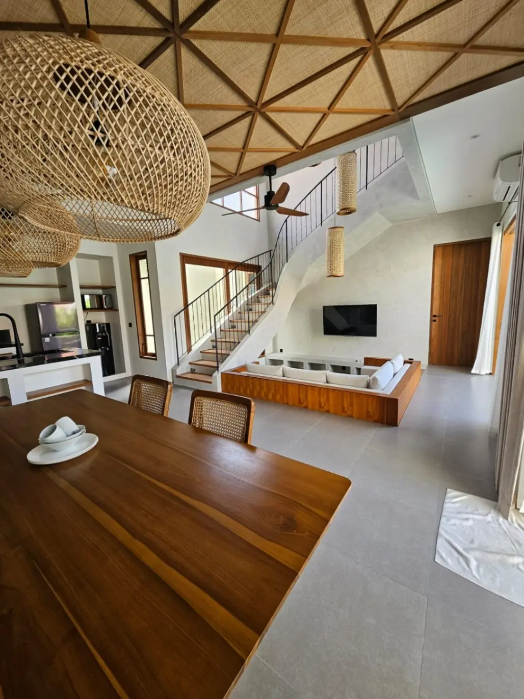 Sanur beachside 3 bed rooms villa available for monthly and leased hold sale — image 1