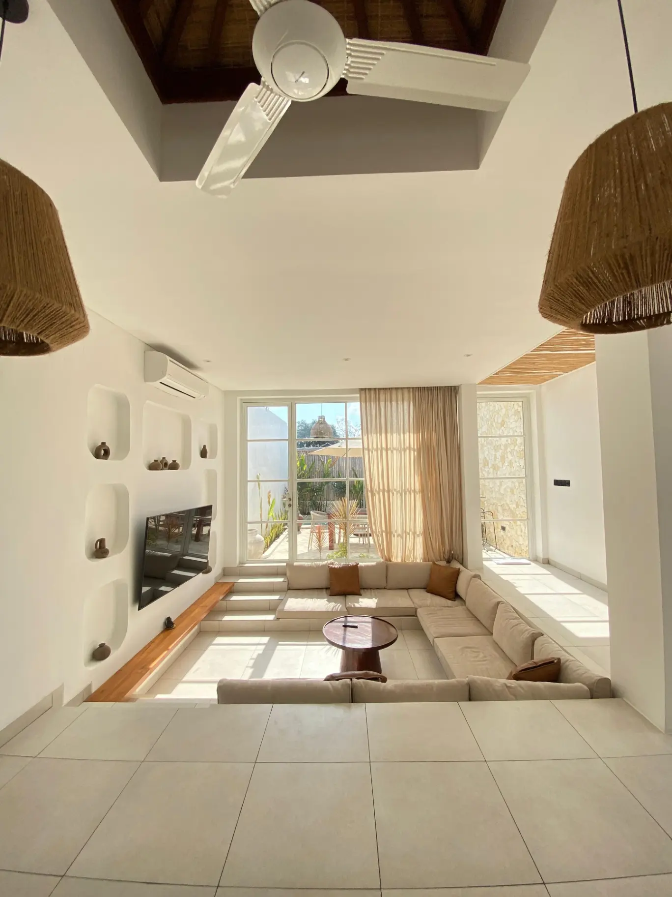 3 Bedroom Villa Modern Luxury in Padang-padang Beach — image 1