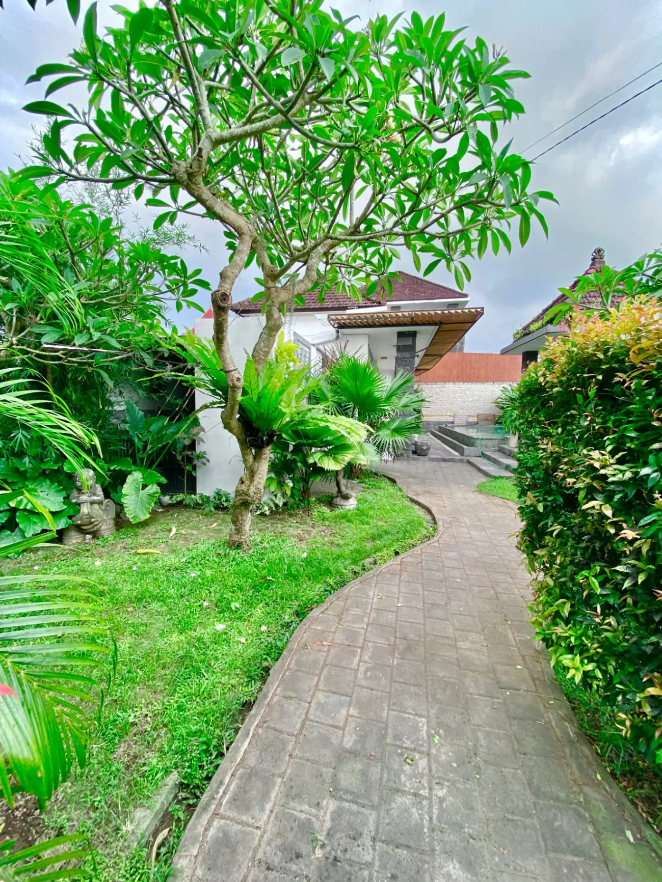 Villa Pini 1 - Beautiful Villa With Large Tropical Garden in Prime Location in Kedungu — image 2