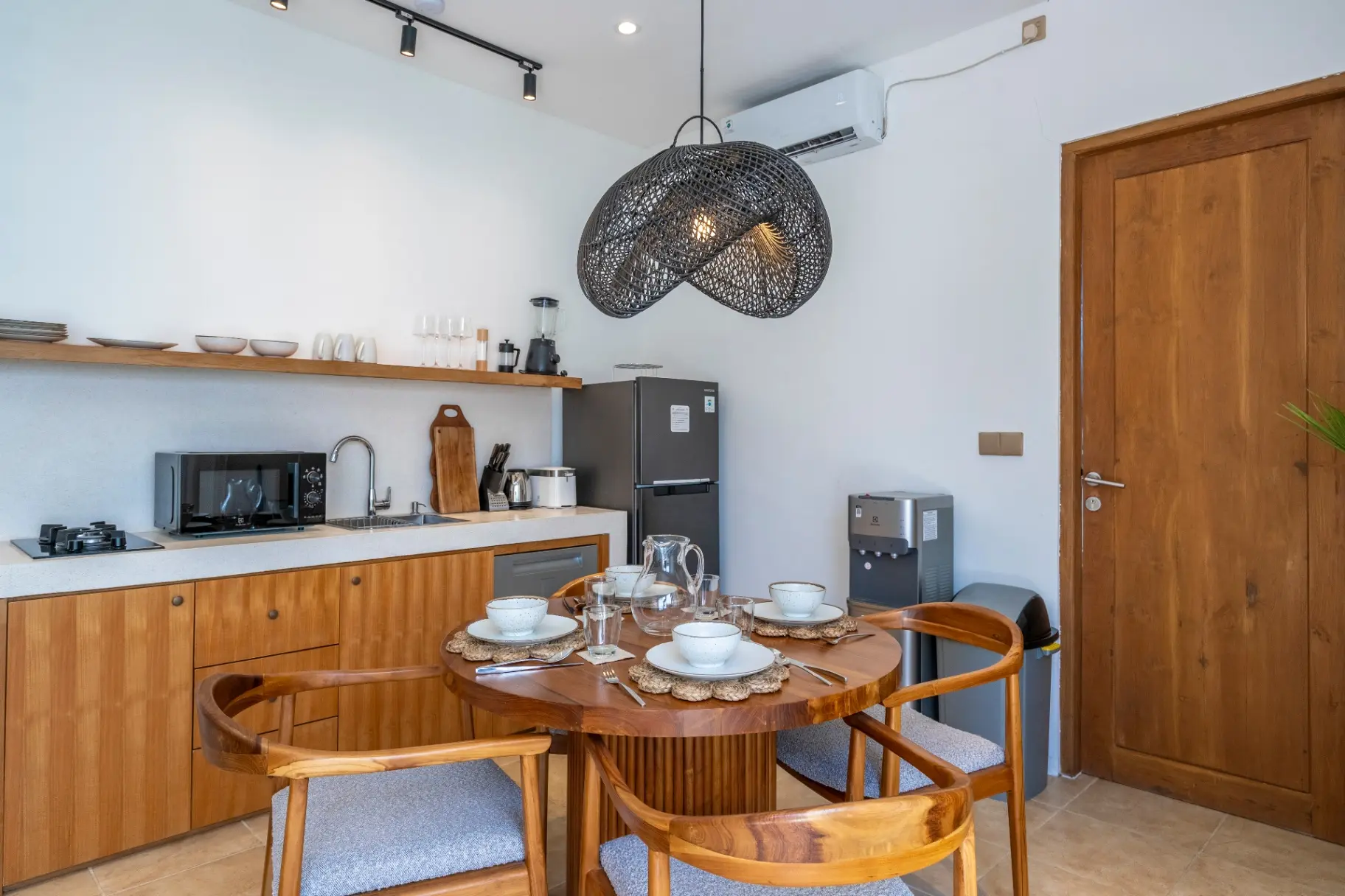 Elena - 2BR Beachside Bliss with Rooftop BBQ & Pool — image 1