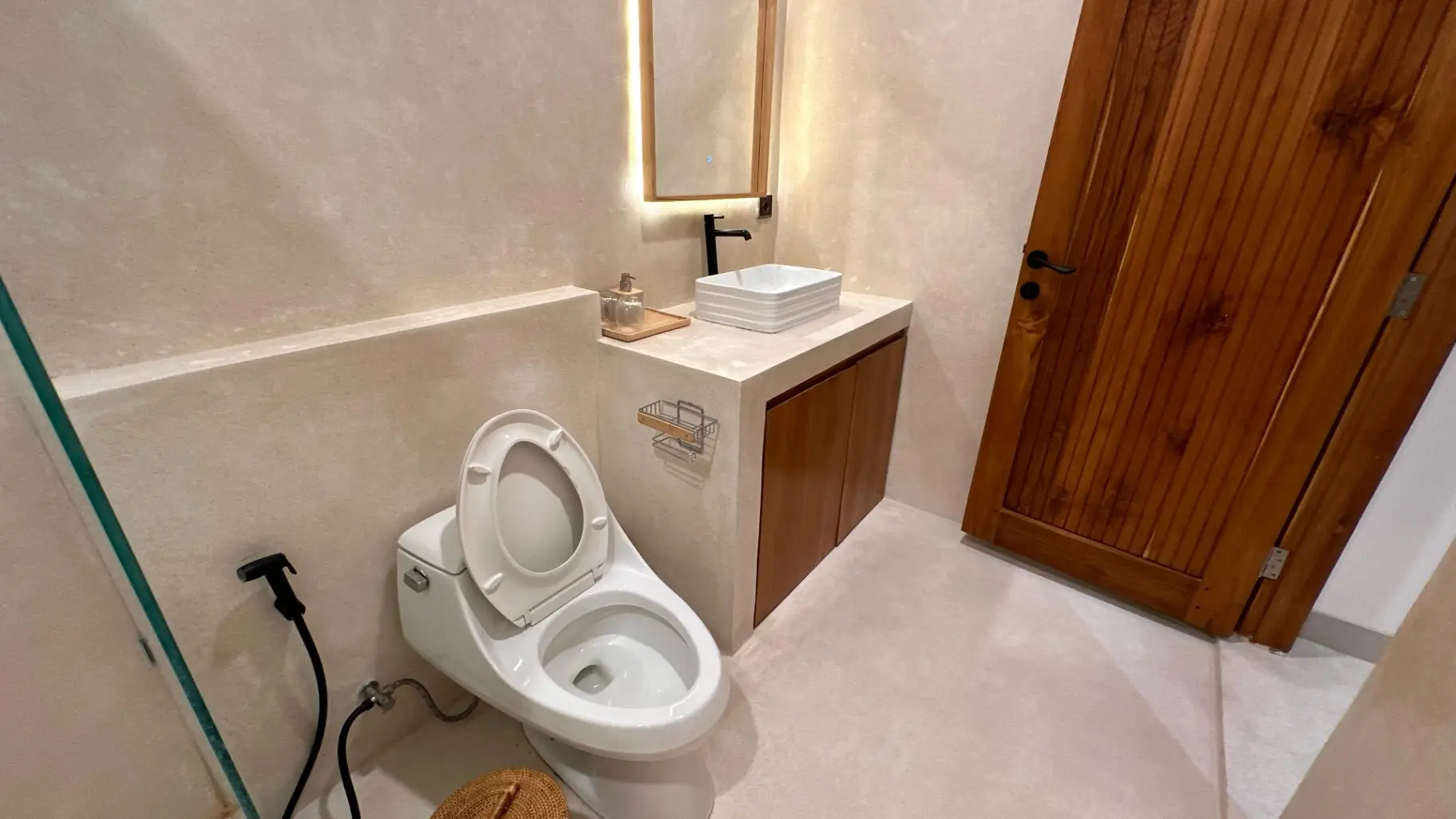 Stylish 2BR Escape – Walk to Berawa Beach — image 4