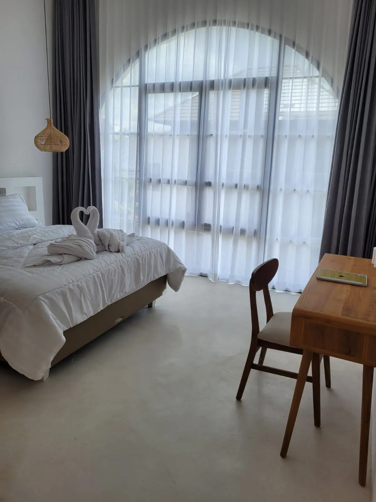 Modern Chic Villa in Berawa – Walk to Cafés Surf and Sunset Spots! — image 4