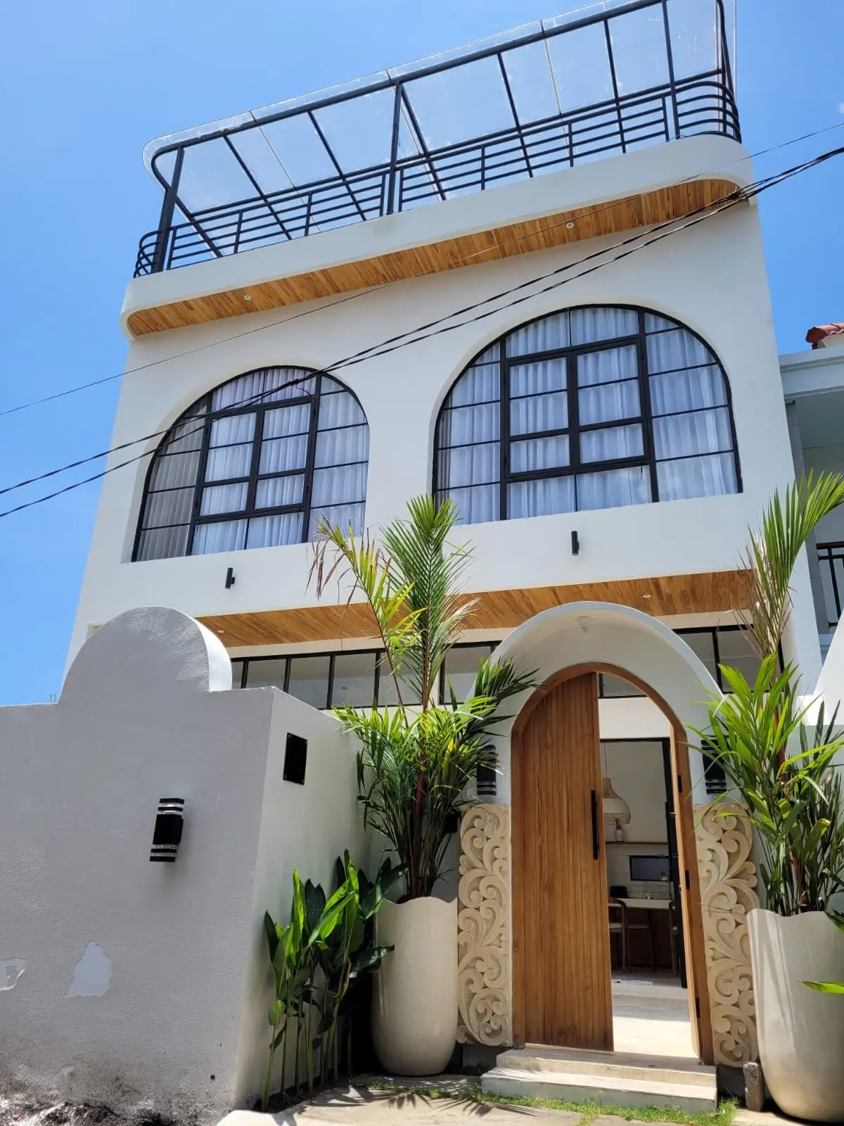 Modern Chic Villa in Berawa – Walk to Cafés Surf and Sunset Spots!