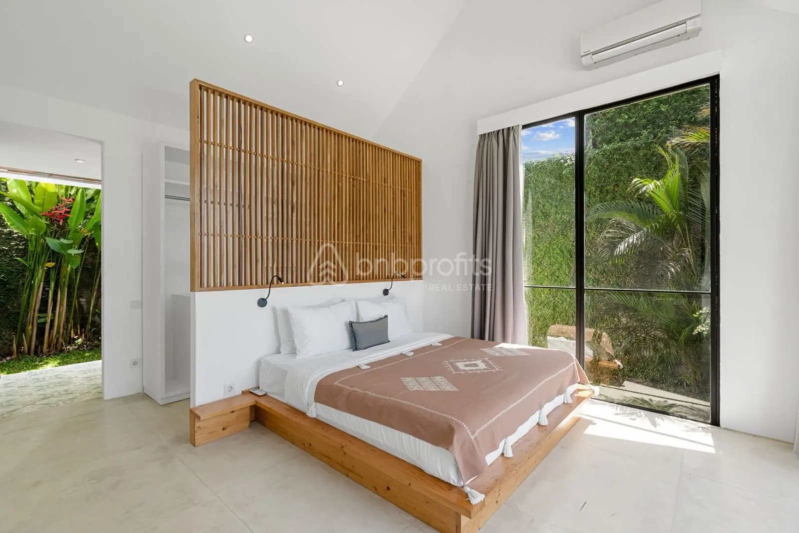 Stylish 3-Bedroom Villa in the Heart of Berawa — image 4