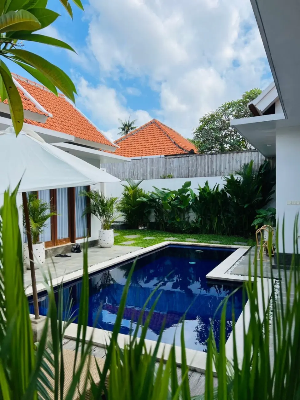 ROOM FOR RENT IN SHARED VILLA - BUMBAK UMALAS