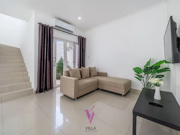 2 Bedrooms Kerobokan | Bathtub | Pool — image 4