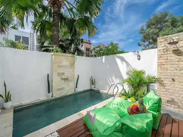 2 Bedrooms Kerobokan | Bathtub | Pool