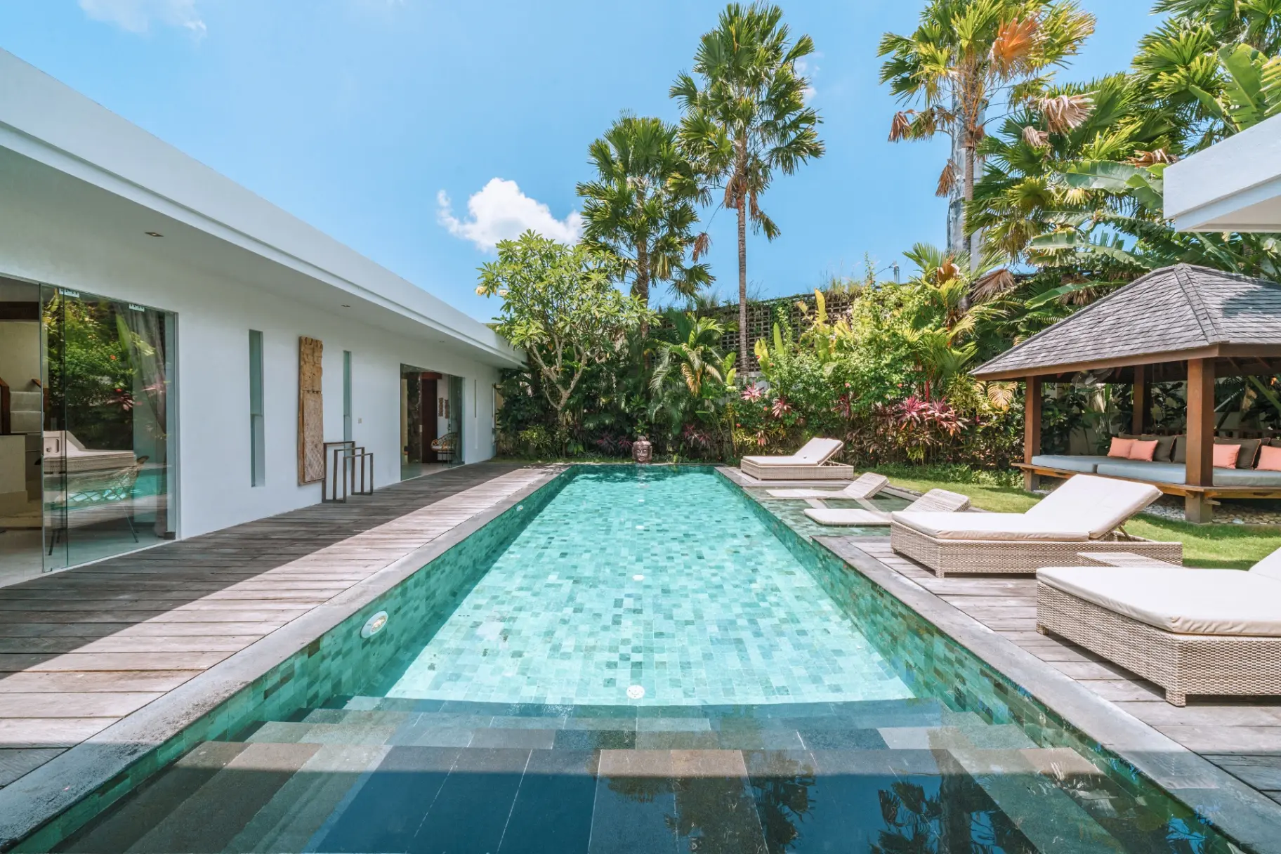 Lux 4bd Designer Villa 2min-Berawa Beach & Finns! — image 2