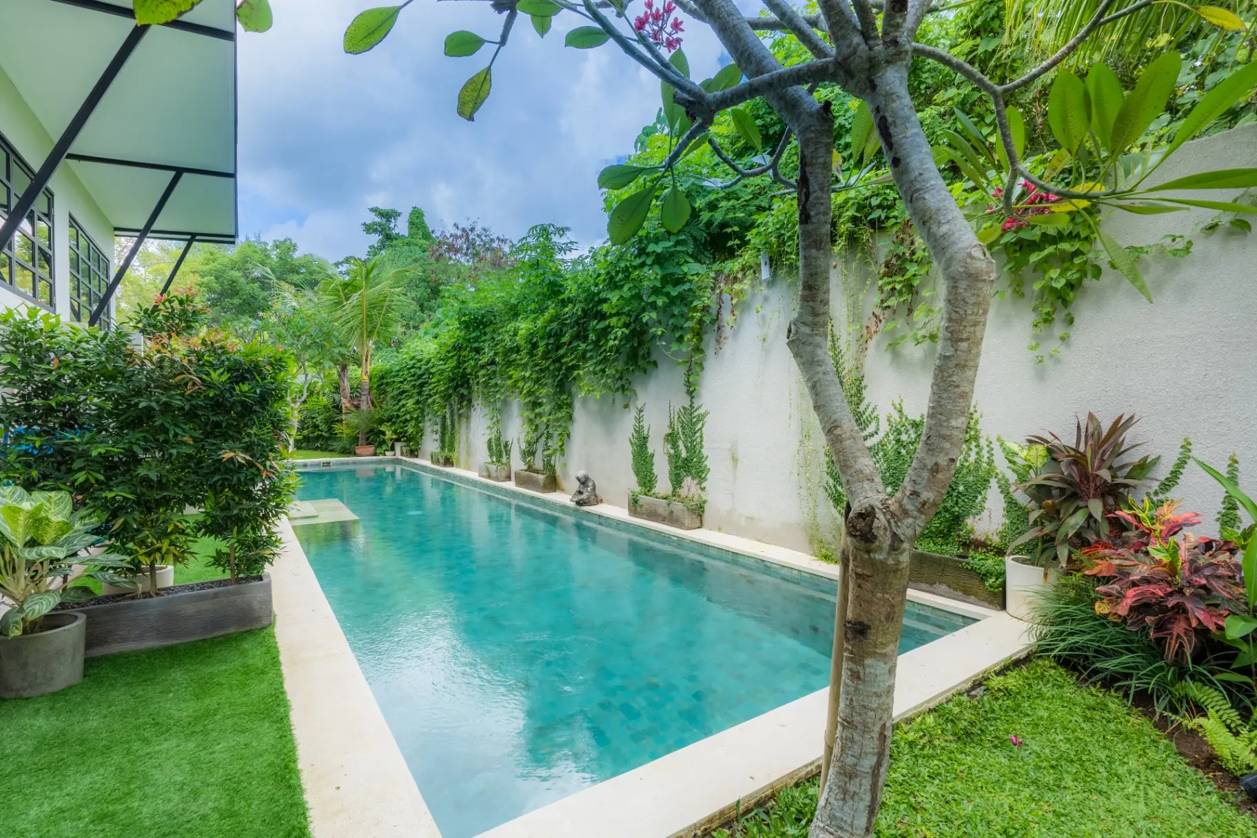 Berawa Loft - 1BR Central Canggu Modern Loft – Shared Pool & BBQ — image 2