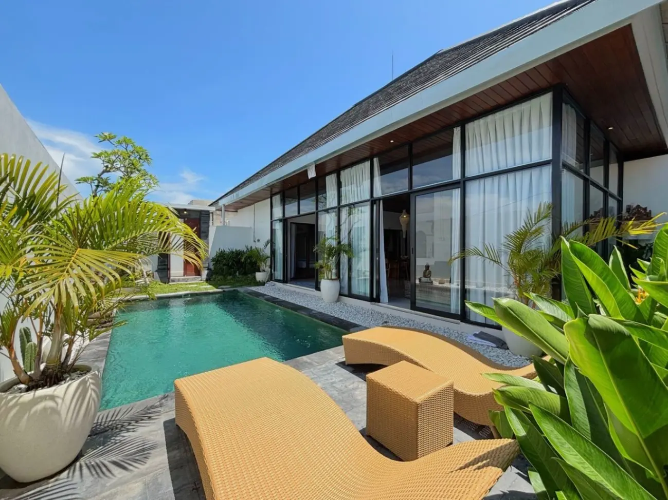 Arizona: 3BR Beachside Pool Villa w/ Tropical vibe