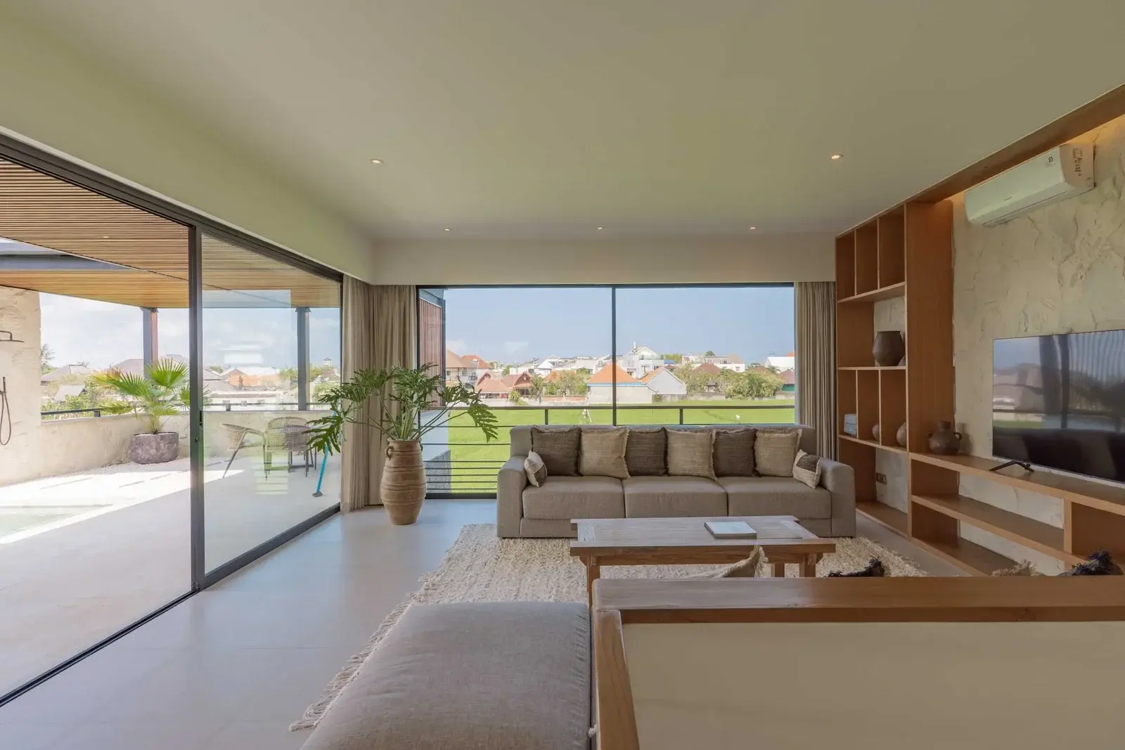 3-bedroom Modern Stylish Townhouse in Berawa — image 2
