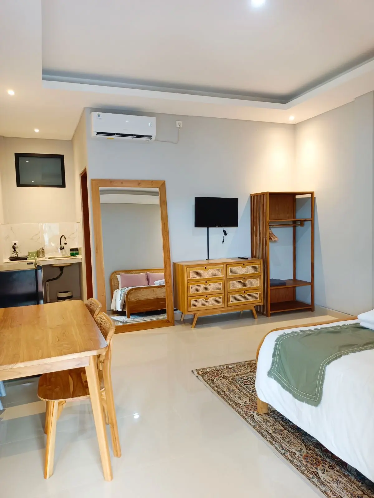 Navee studio apartment — image 3