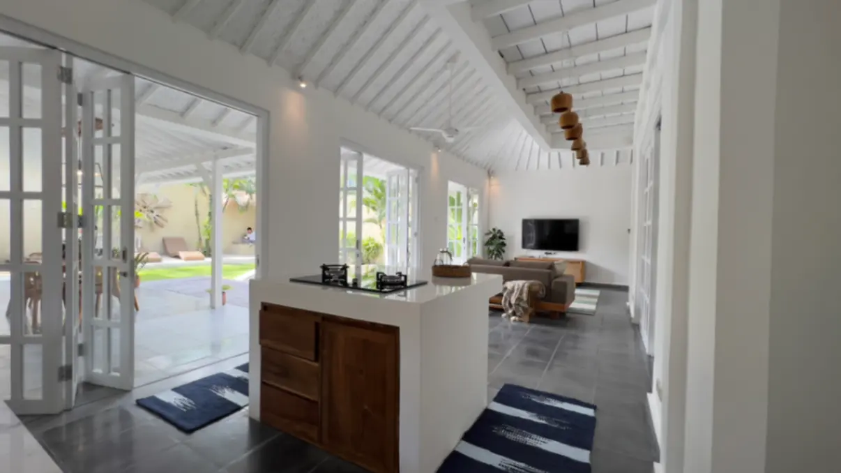 3BR Villa with Spacious Garden in Central Seminyak — image 3