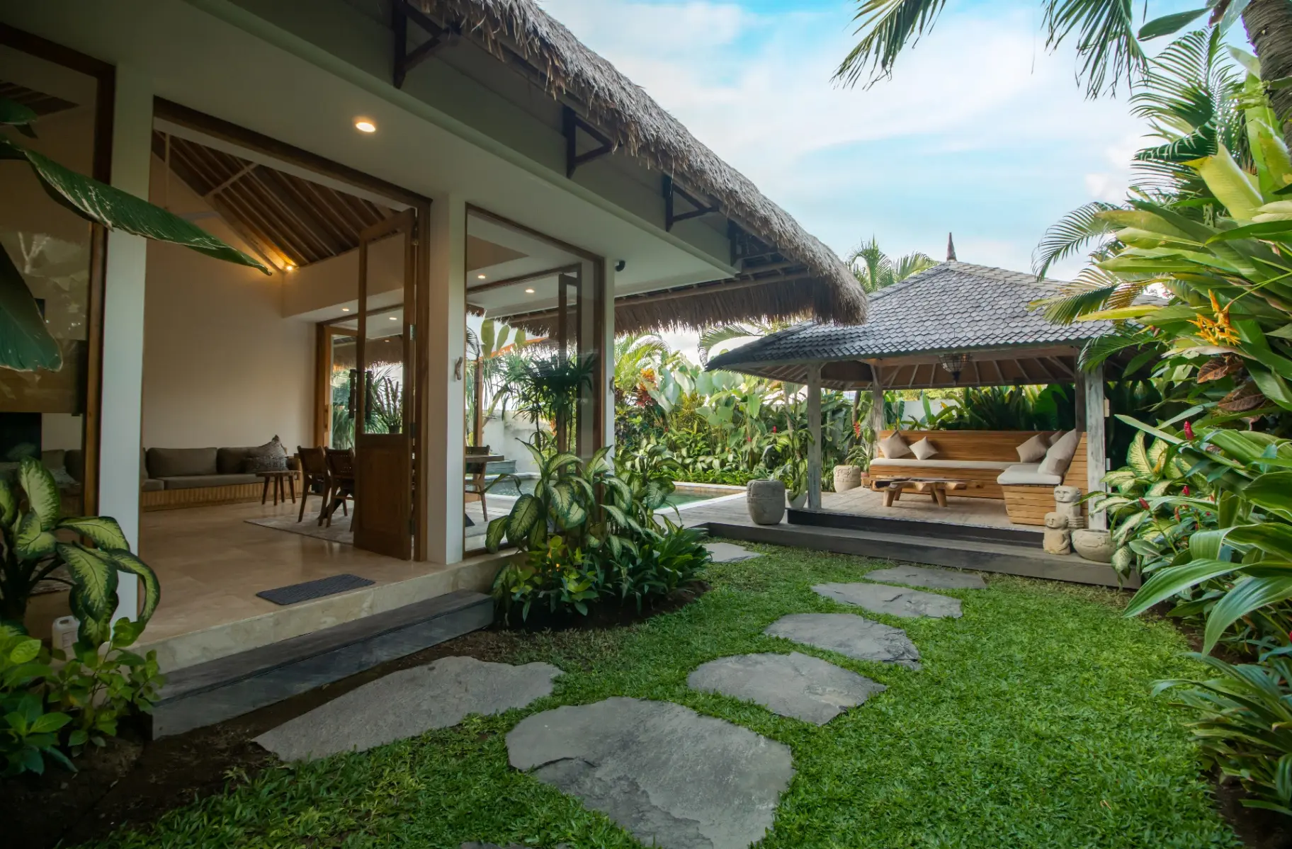 3 BEDROOM VILLA IN BUMBAK WALKING DISTANCE TO 7AM CLOSE TO THE SHORTCUT
