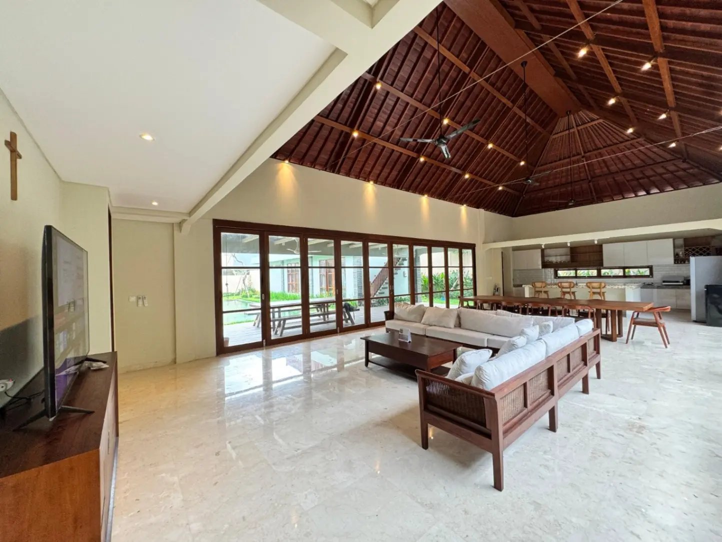 Villa For Rent 4 Bed Jalan Kerobokan Badung Bali — image 1