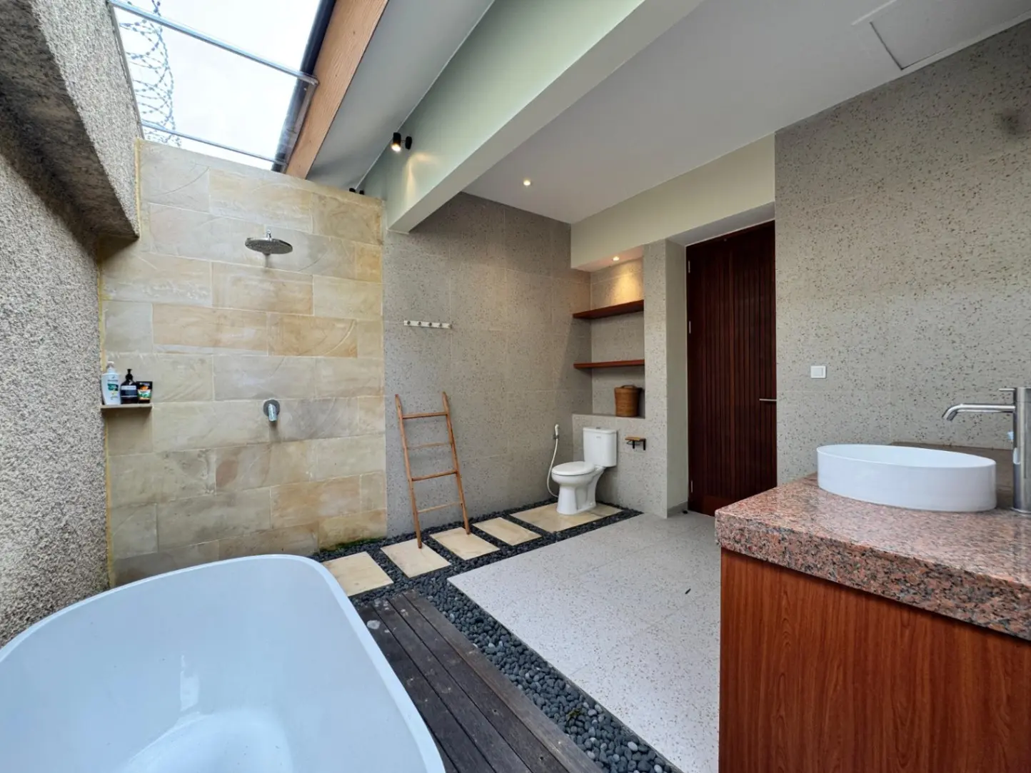 Villa For Rent 4 Bed Jalan Kerobokan Badung Bali — image 3