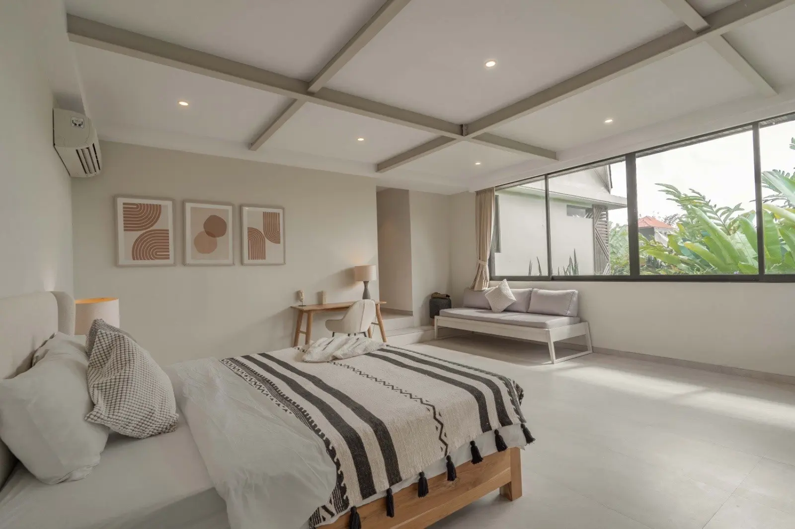 Villa For Rent 5 Bed In Berawa Tibubeneng Bali — image 2