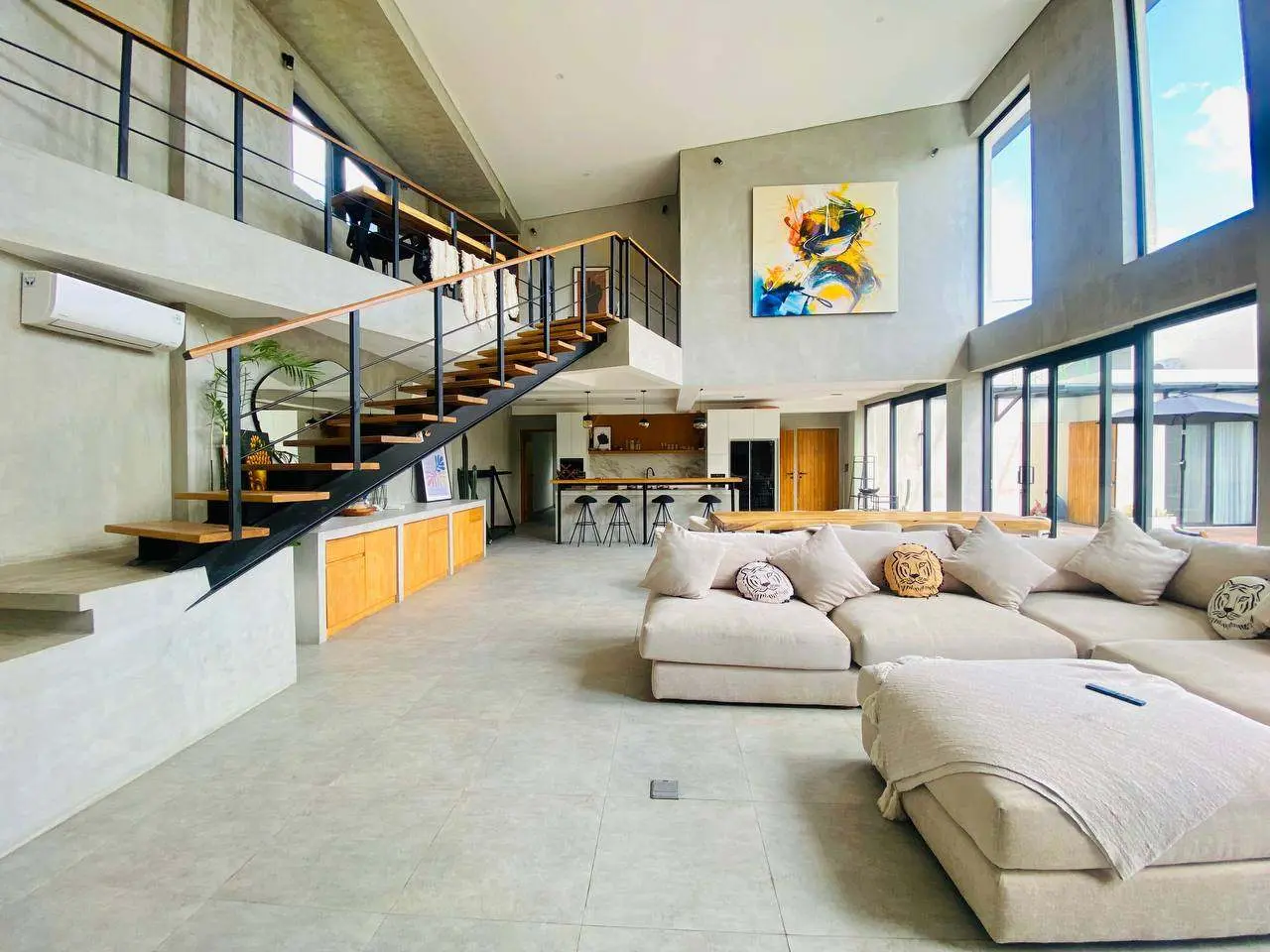 4 BEDROOM LUXURY VILLA CLOSE TO BERAWA BEACH — image 2