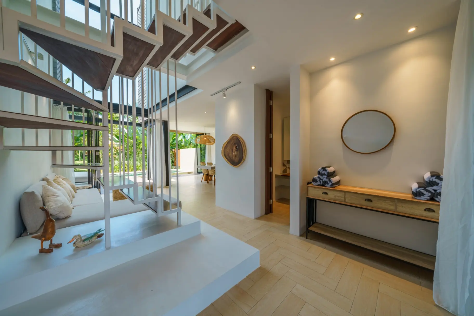 Villa Rizr - Industrial 3BR villa nearby Berawa Beach — image 1