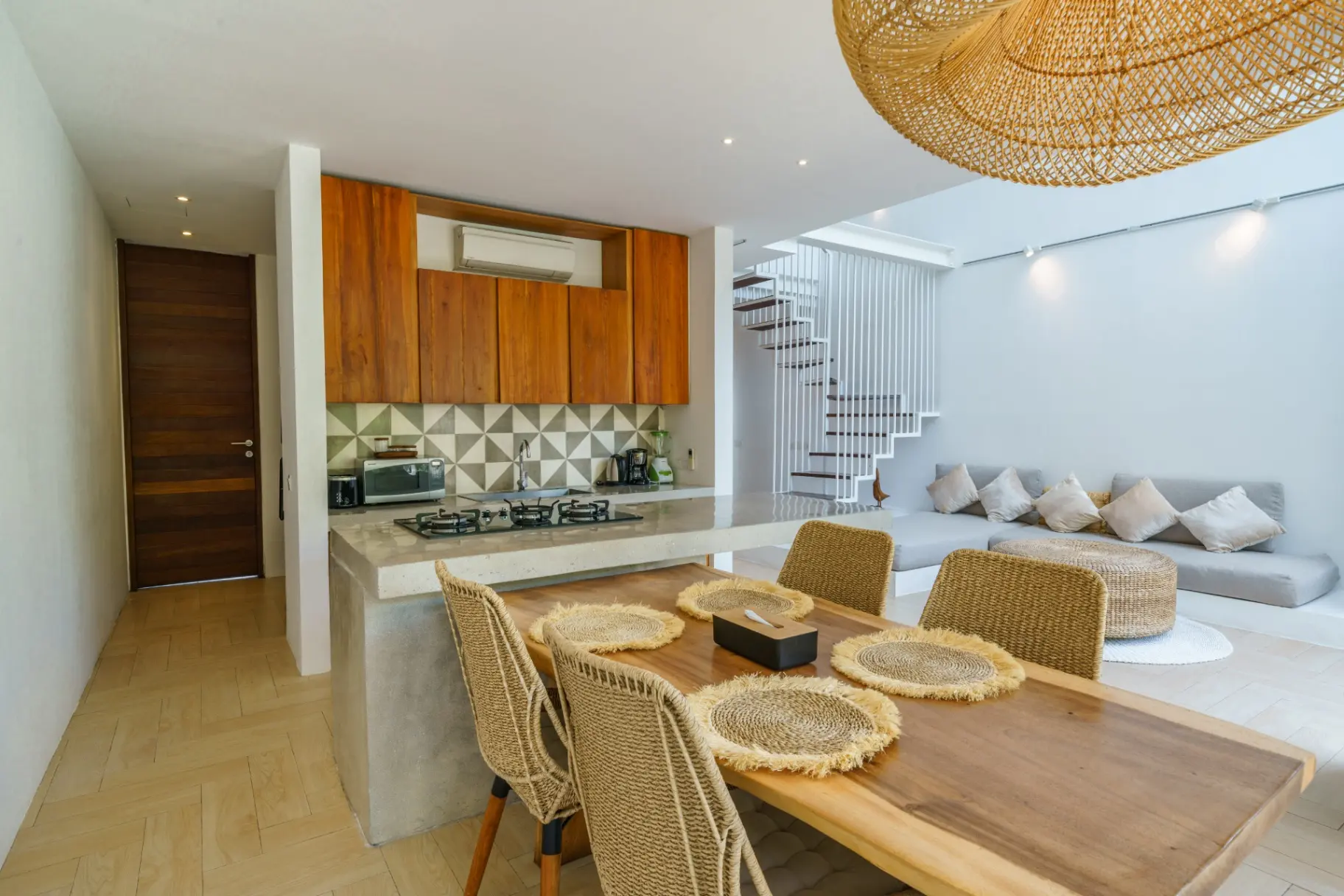 Villa Rizr - Industrial 3BR villa nearby Berawa Beach — image 3