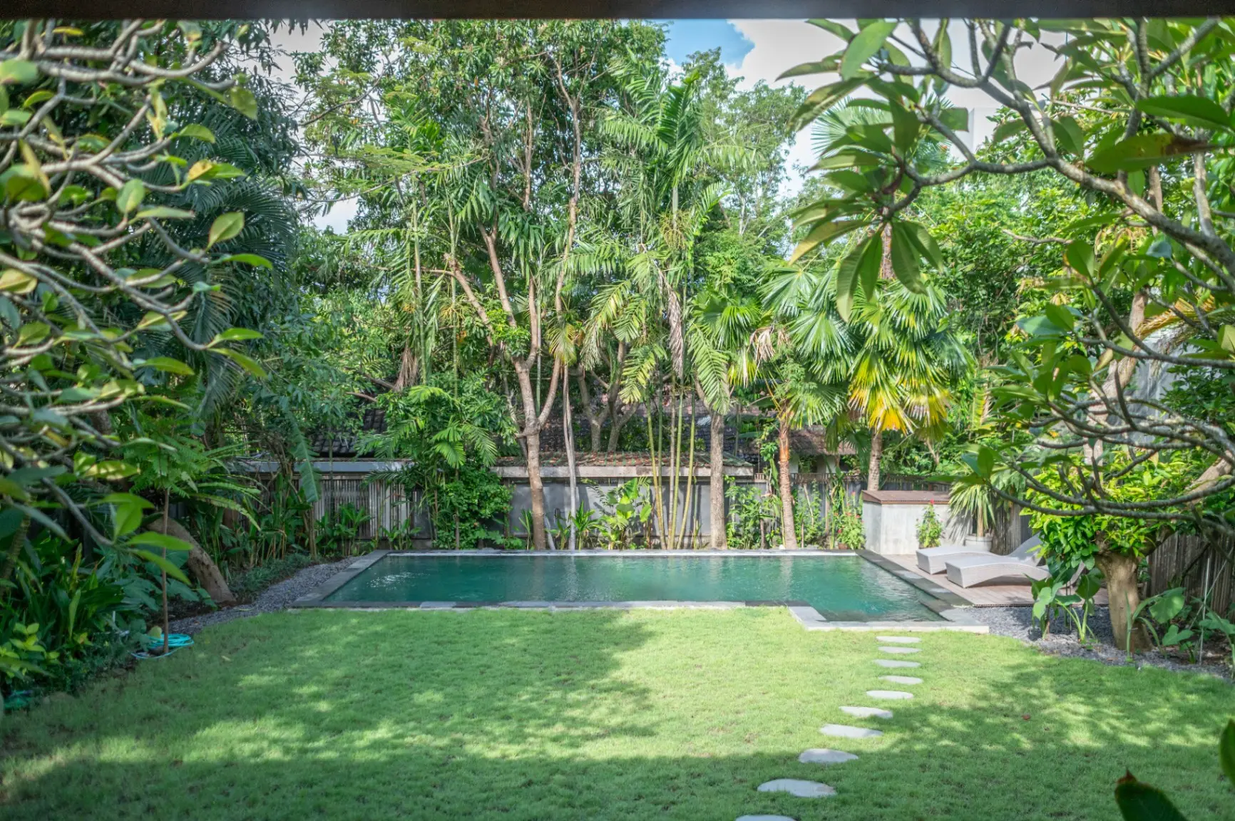 Villa Anne - Charming Joglo-Style Villa with Huge Garden in the Heart of Berawa