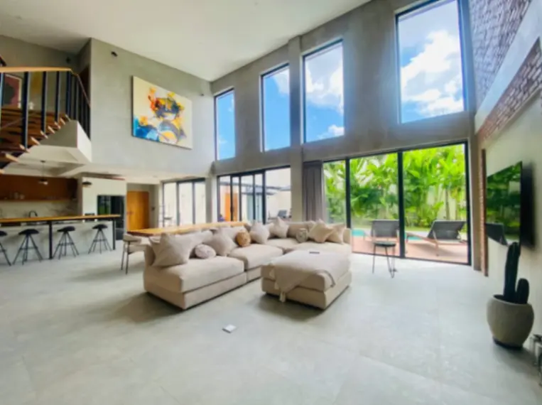 4 Bedrooms Villa Walking Distance to Berawa Beach — image 2