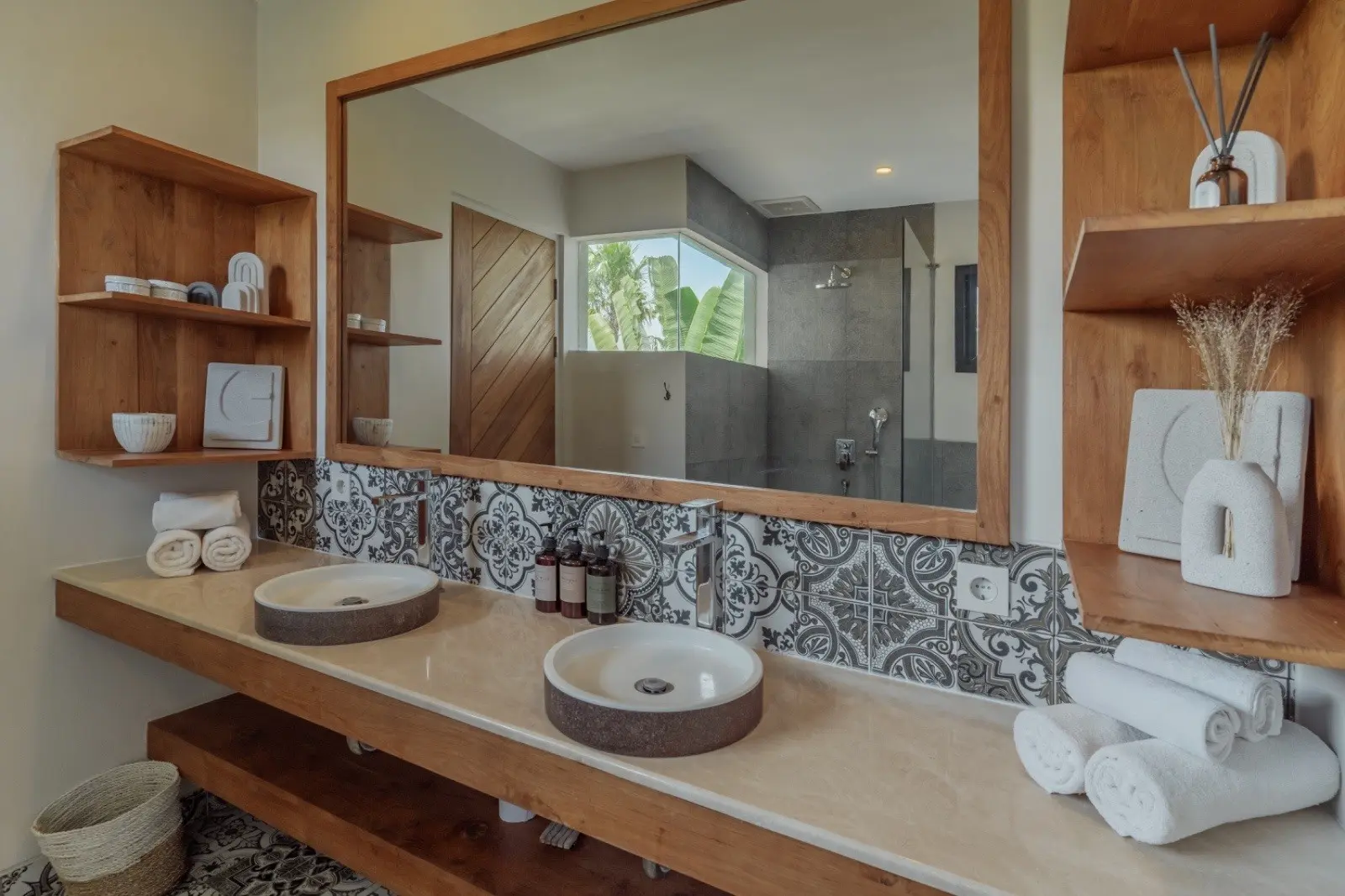 Villa For Rent 4 Bed In Berawa Tibubeneng Bali — image 4