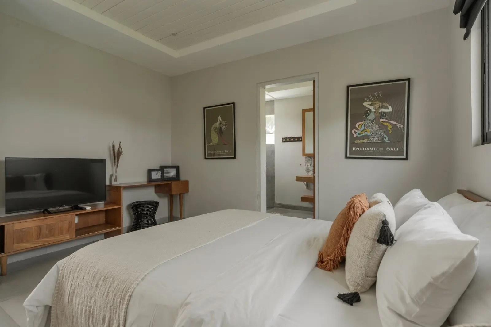 Villa For Rent 4 Bed In Berawa Tibubeneng Bali — image 1