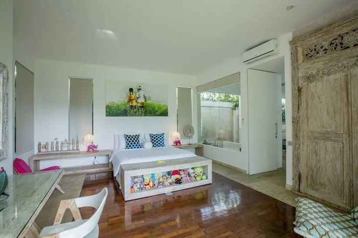 Villa For Rent 4 Bed In Berawa Tibubeneng Bali — image 1