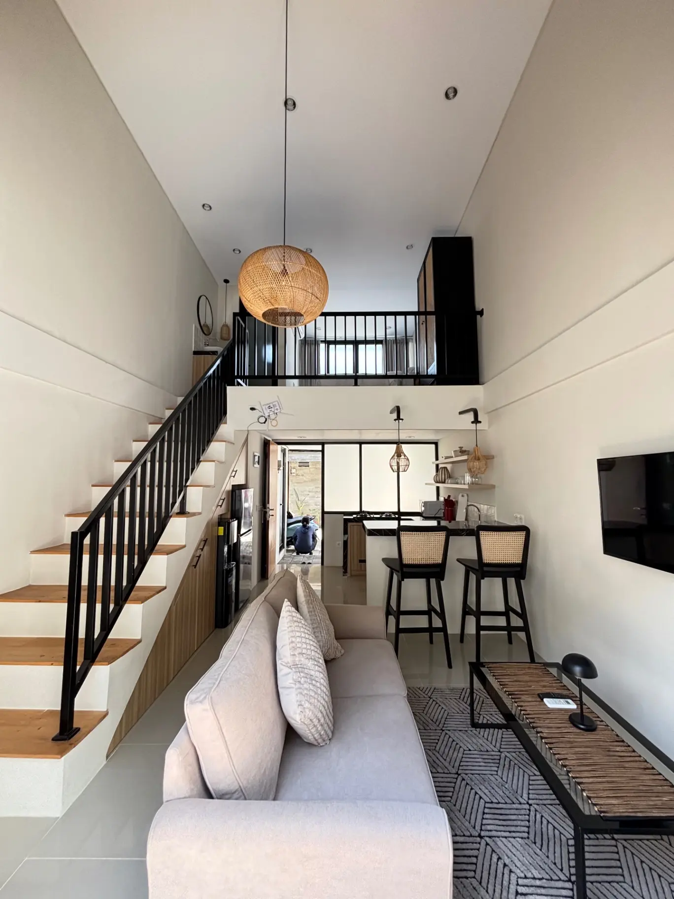 Brand New 1-Bedroom Loft Apartment with Private Pool 5 Minutes from OBSIDIAN GYM — image 1