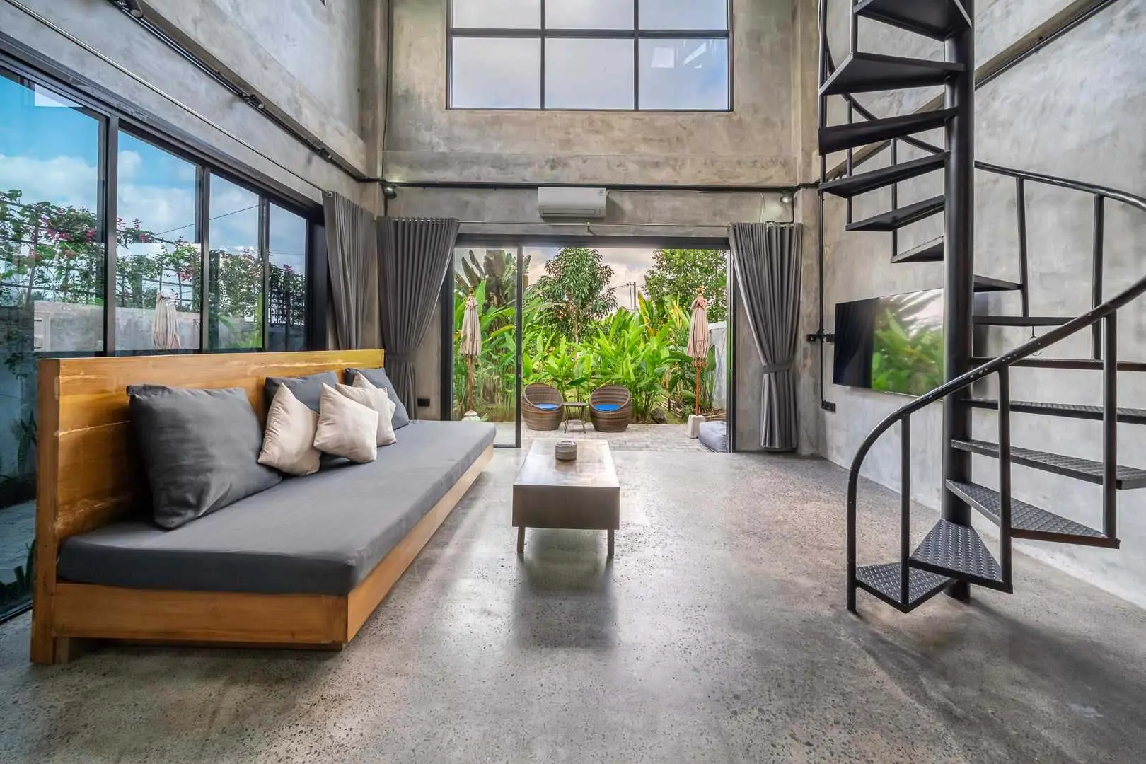 Stylish Loft Near Beach — image 3