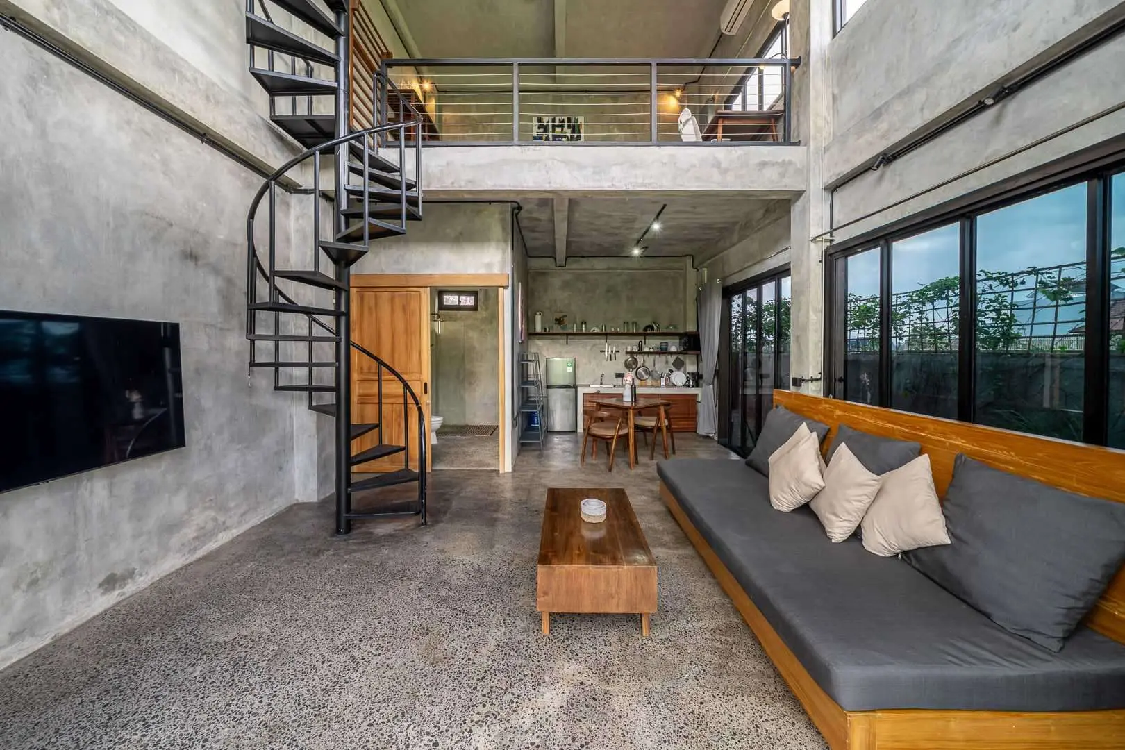 Stylish Loft Near Beach — image 1