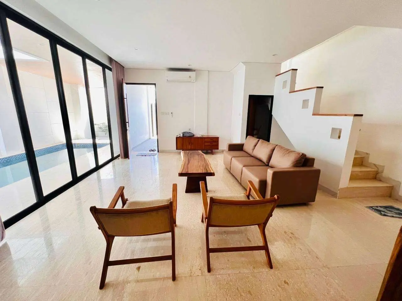 4 BEDROOM VILLA FURNISHED CLOSE TO BERAWA BEACH — image 2