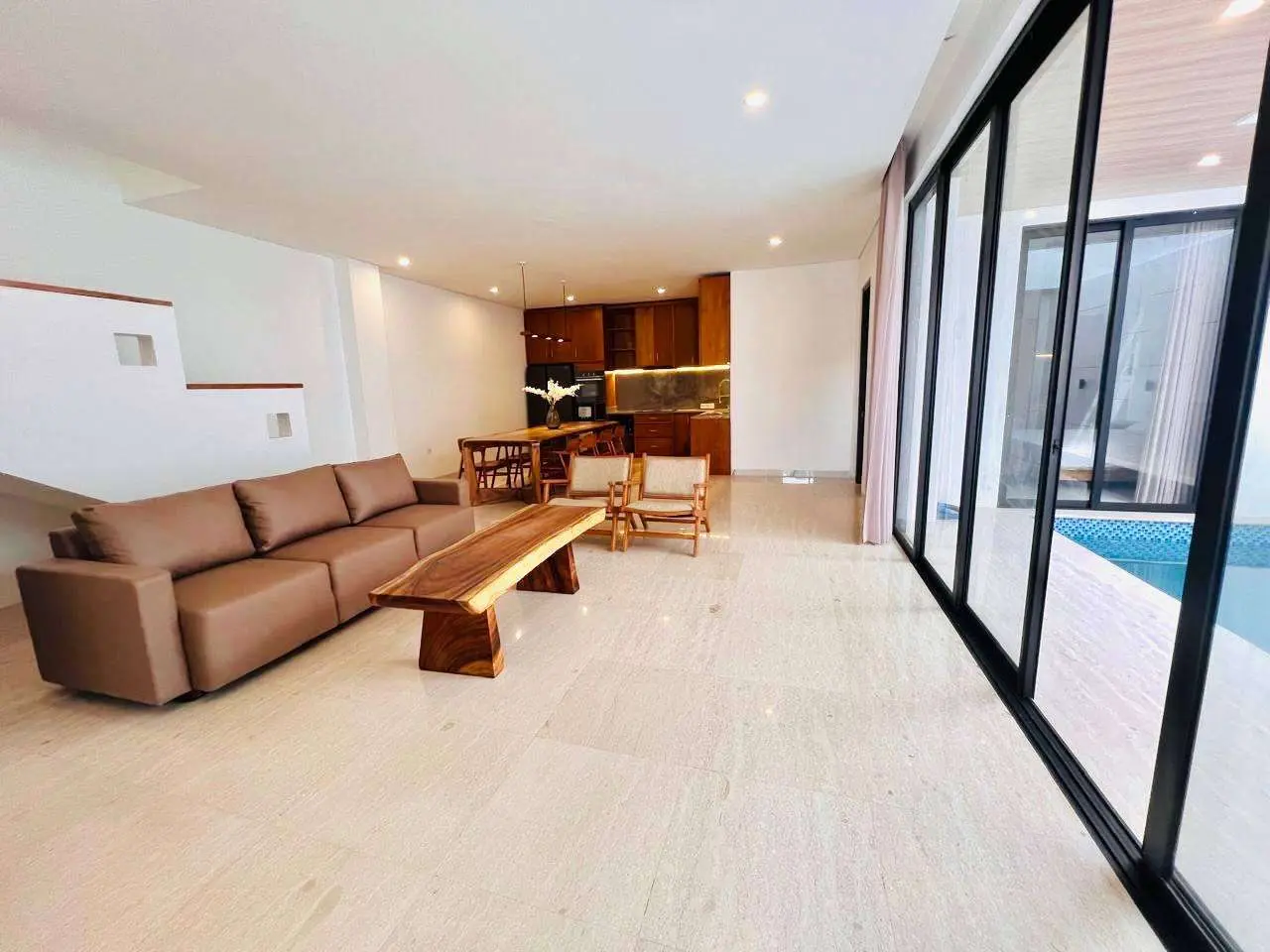 4 BEDROOM VILLA FURNISHED CLOSE TO BERAWA BEACH — image 3