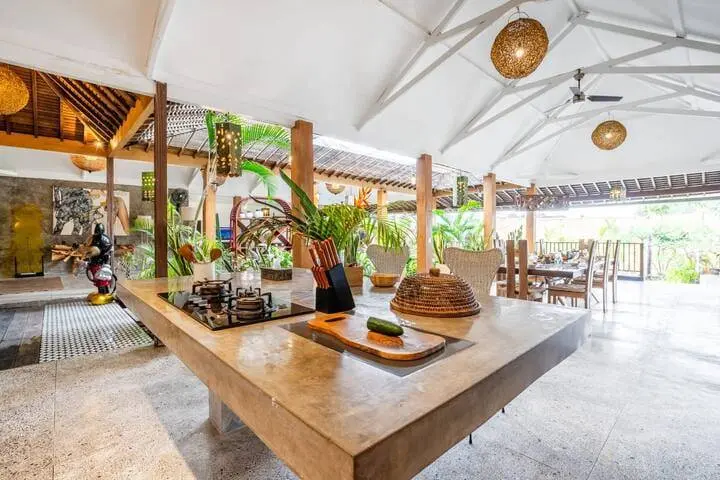 Villa For Rent 5 Bed In Kerobokan Canggu Bali — image 3