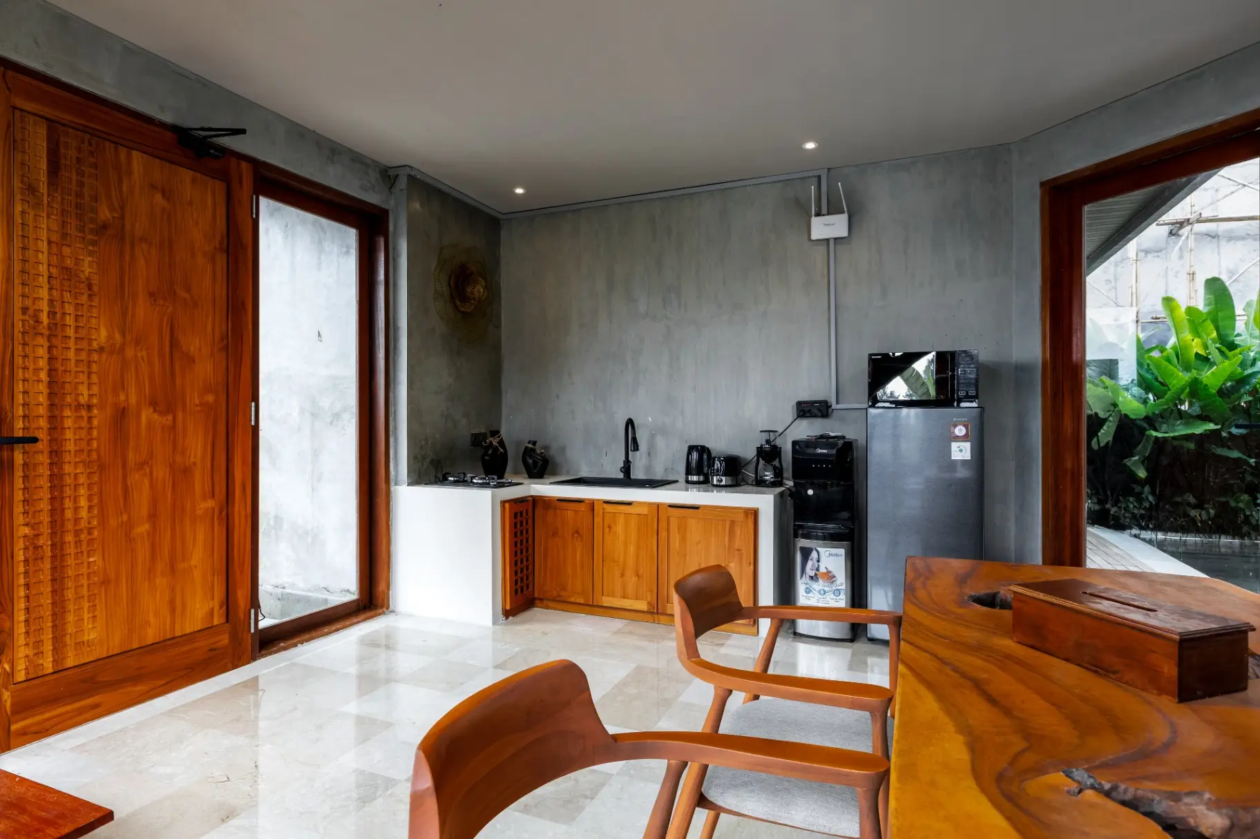 Glorious 4BR Double Split Villa w/ Ocean View — image 4