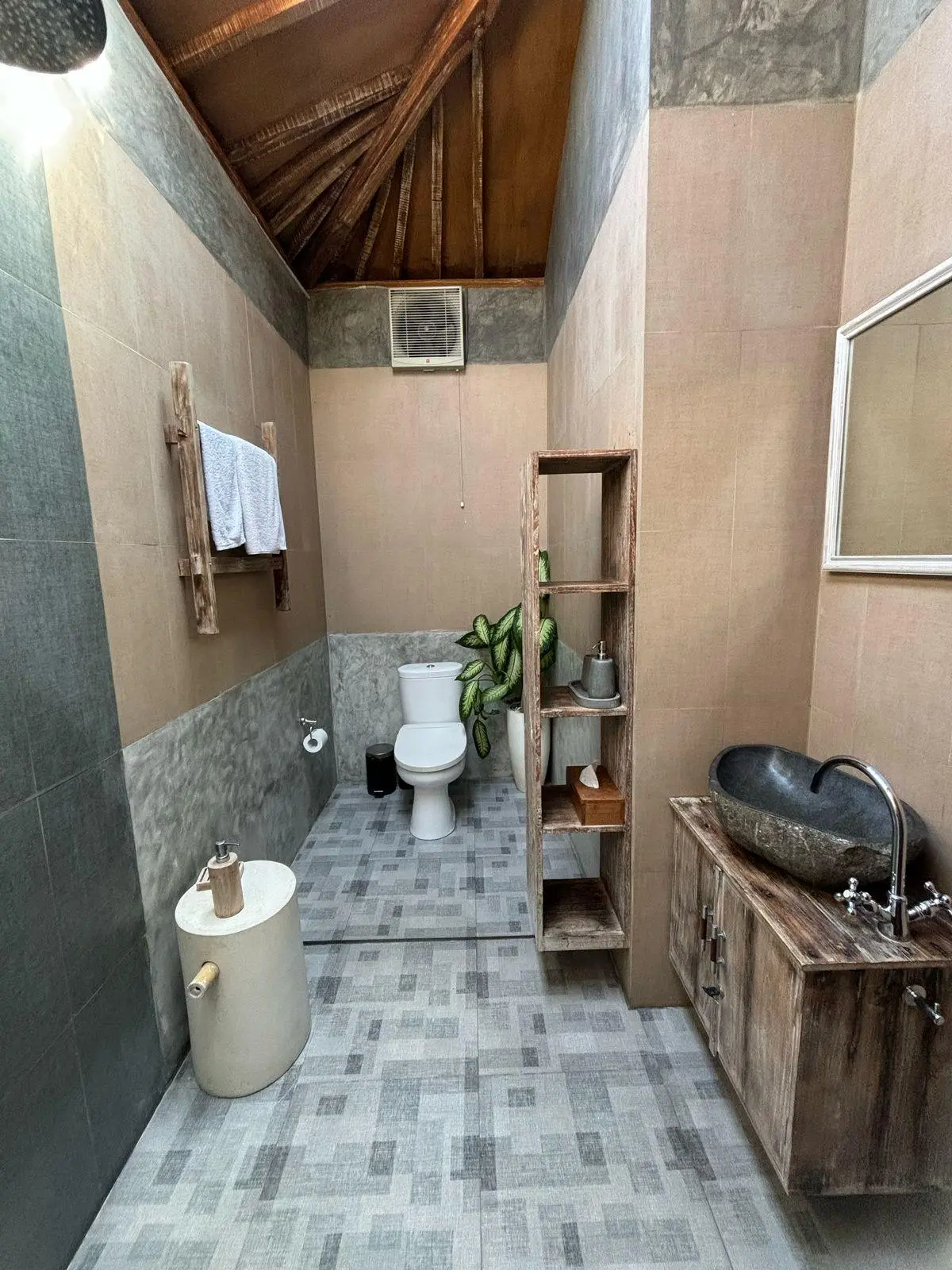 Villa For Rent 3 Bed Jln Munduk Batu Belah Pererenan — image 1
