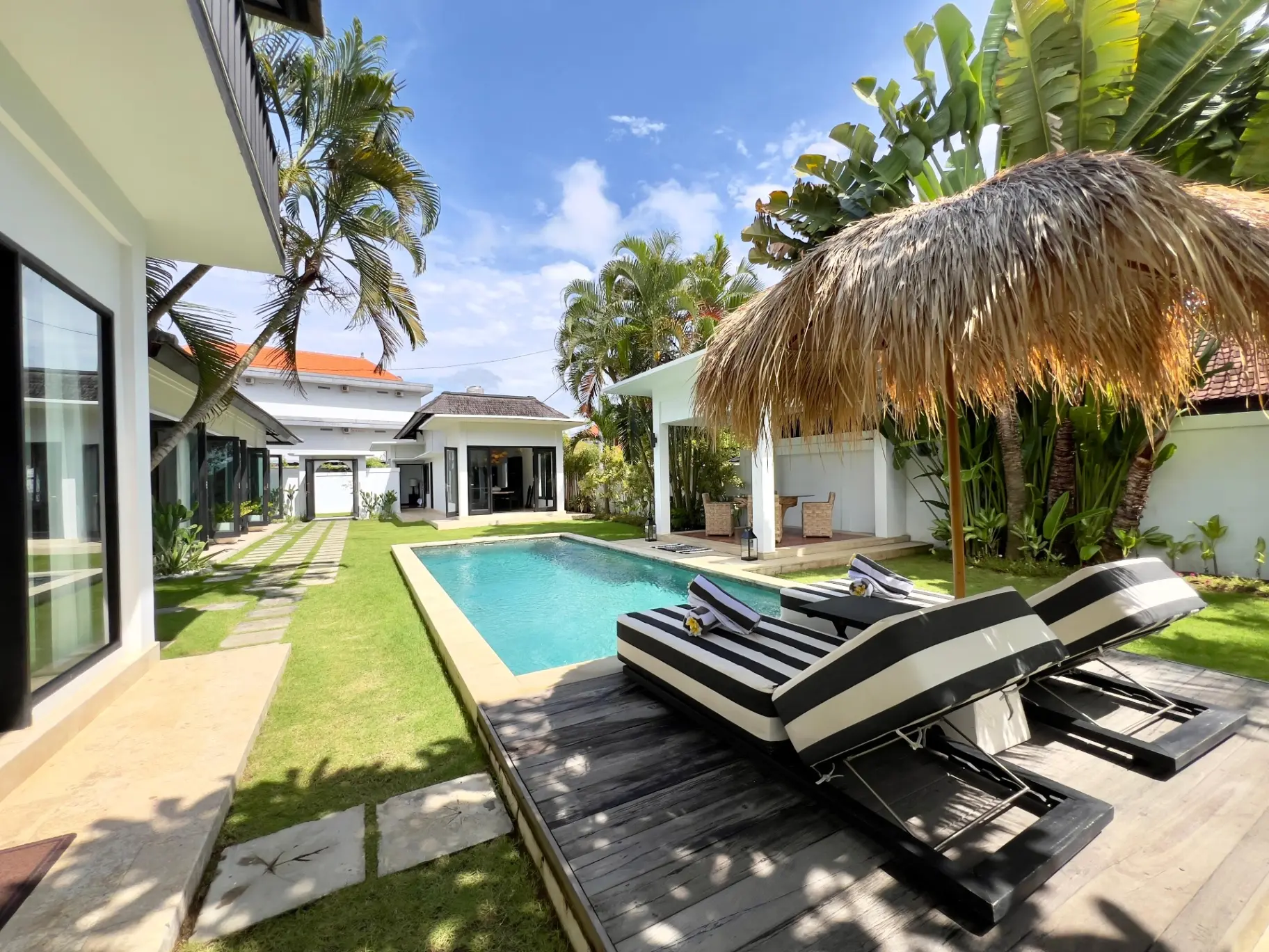 *4 BEDROOMS LUXURY TROPICAL STYLE* 14 Km WALKING DISTANCE TO BATU BOLONG BEACH