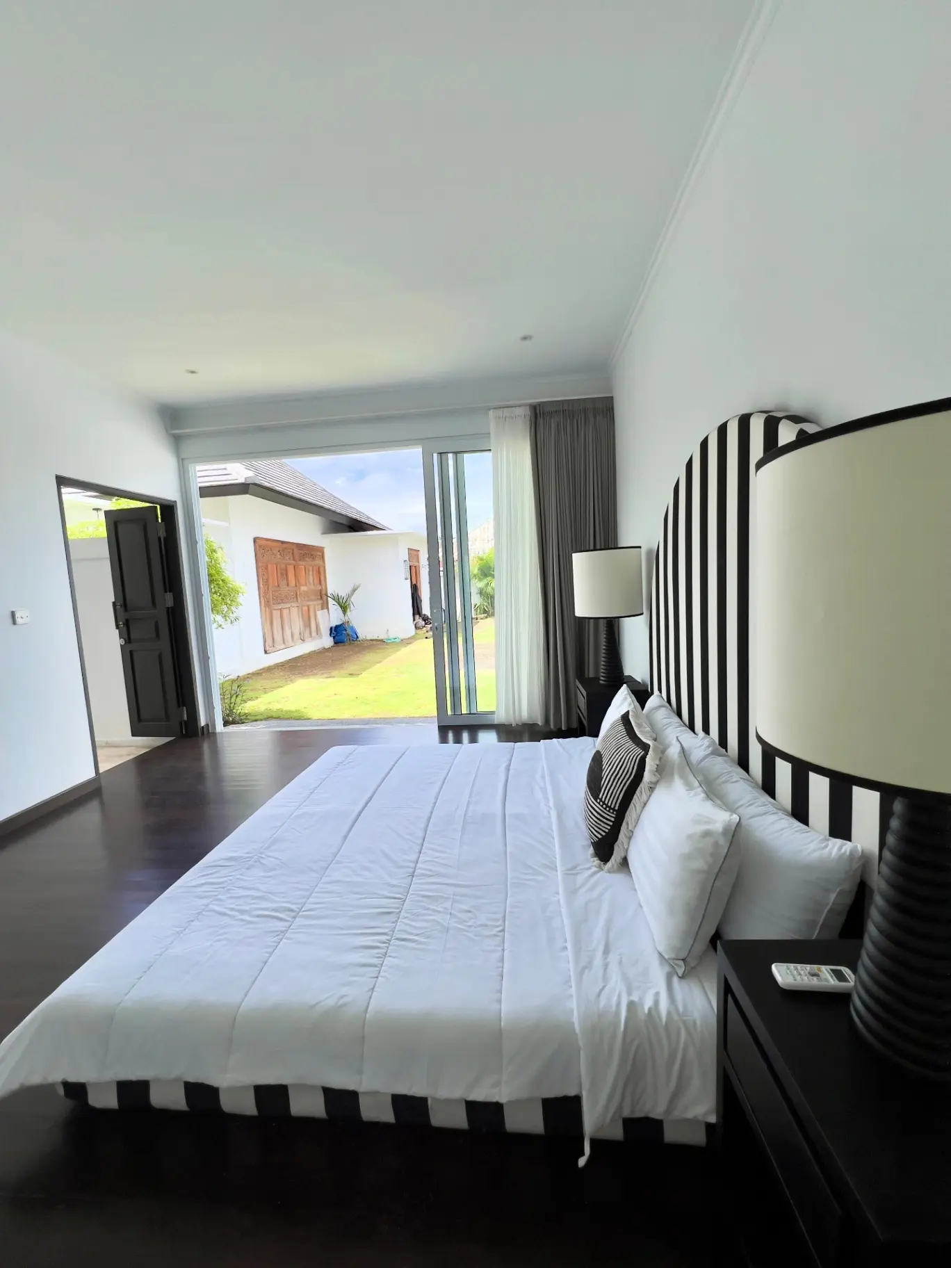 *4 BEDROOMS LUXURY TROPICAL STYLE* 14 Km WALKING DISTANCE TO BATU BOLONG BEACH — image 1