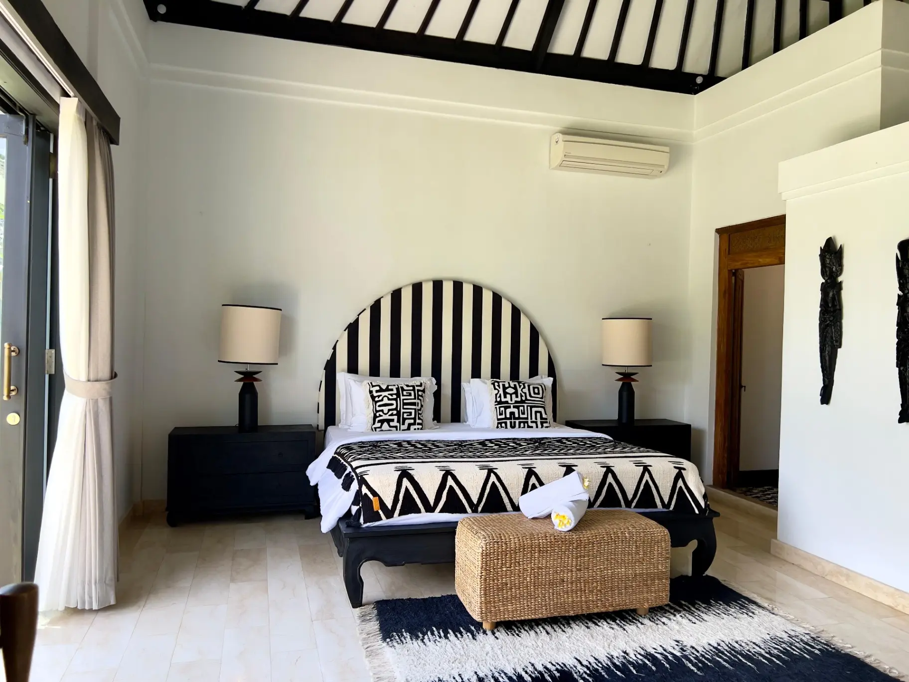 *4 BEDROOMS LUXURY TROPICAL STYLE* 14 Km WALKING DISTANCE TO BATU BOLONG BEACH — image 4