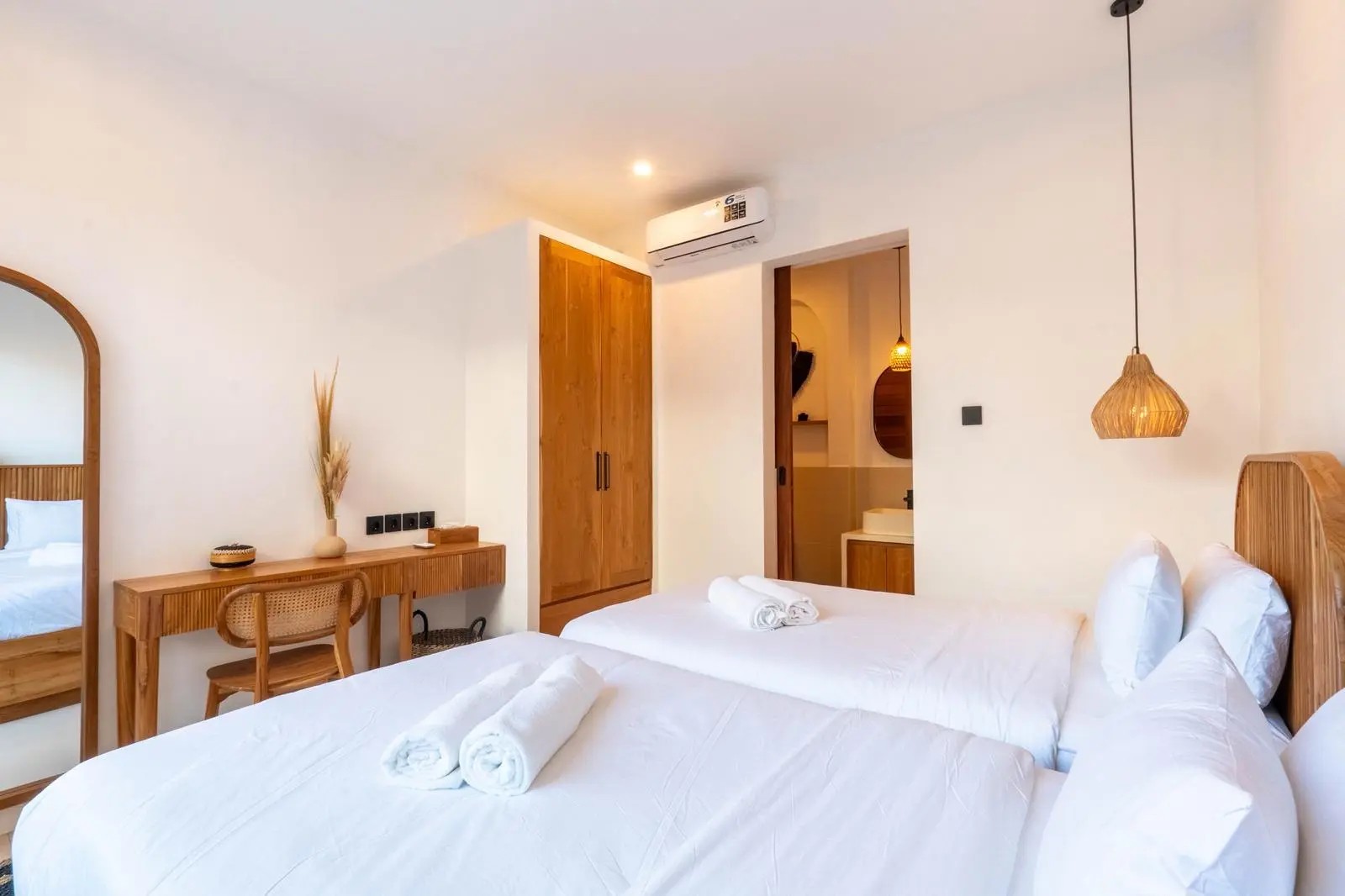 Villa For Rent 3 Bed In Berawa Tibubeneng Bali — image 4