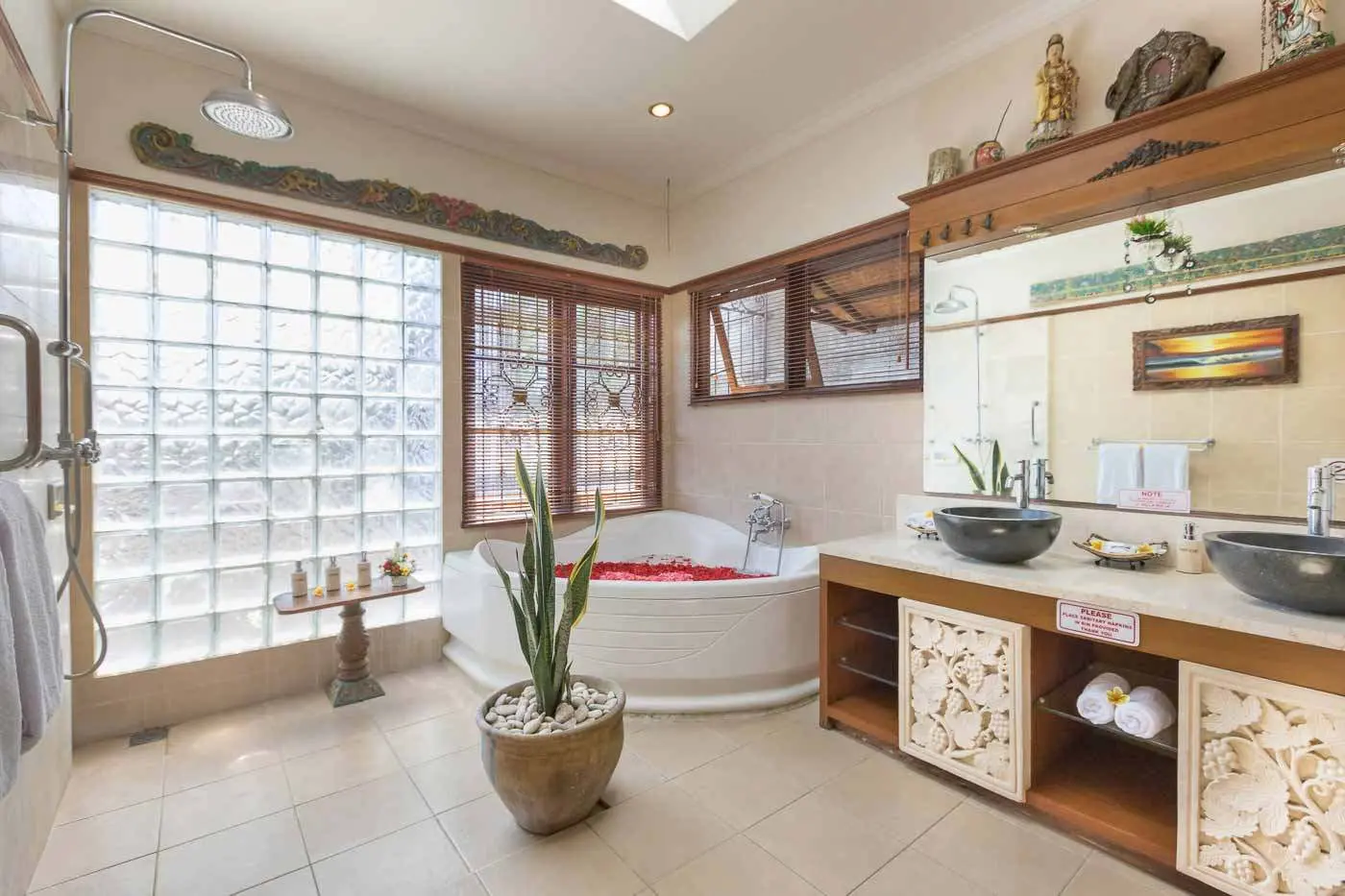 FREEHOLD - 4 Bedroom Villa Prime Location in Seminyak — image 3