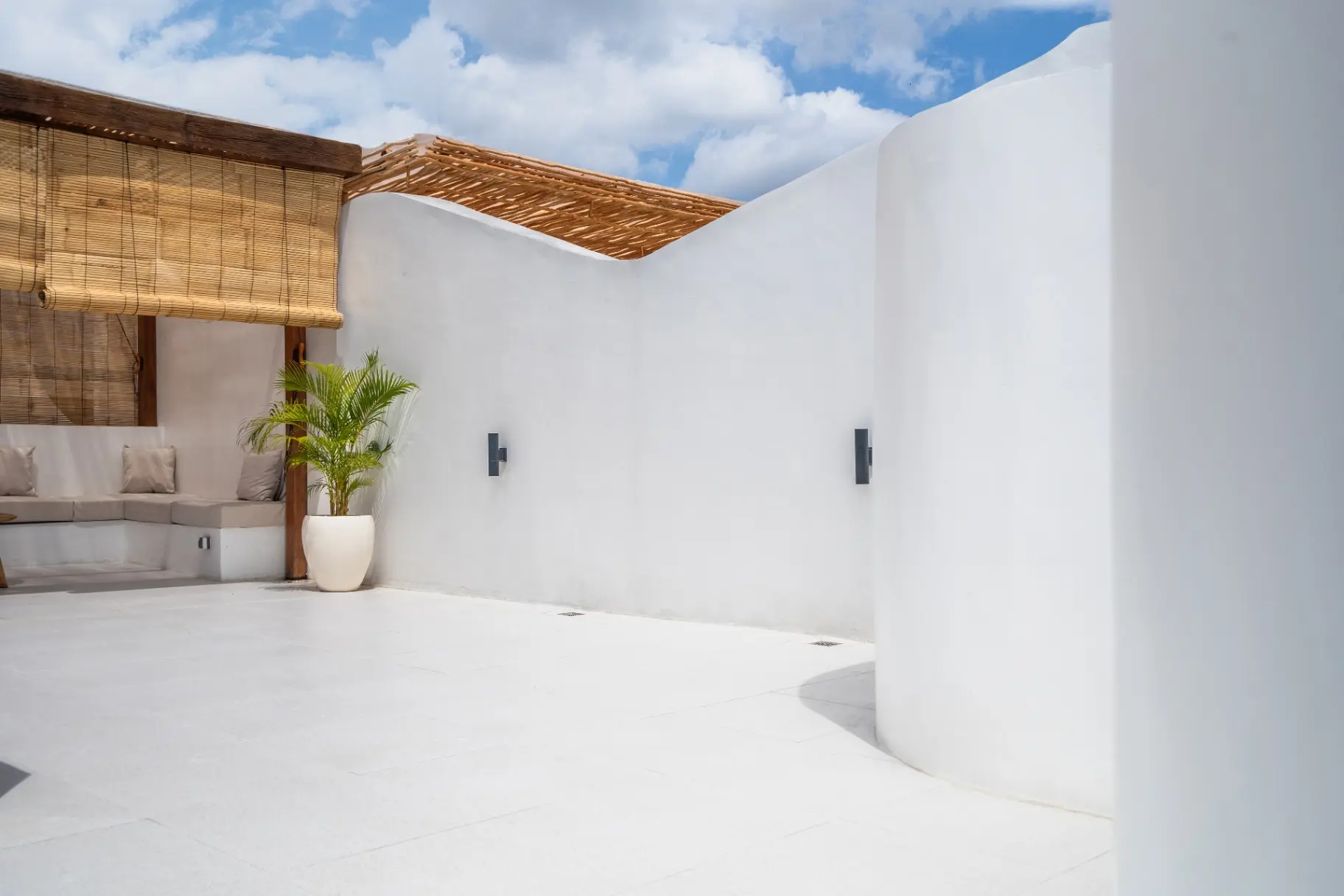 Ocean Castle Villa - 2 BR Villa with rooftop and home gym — image 4