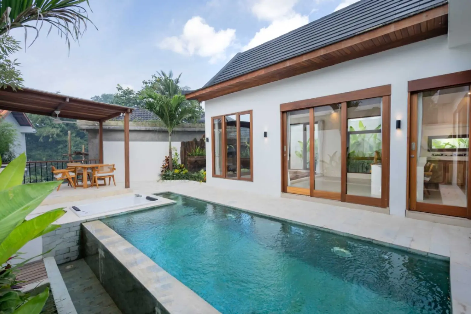 2-Bedroom Villa with Lush Garden & Jacuzzi in Cepaka — image 1