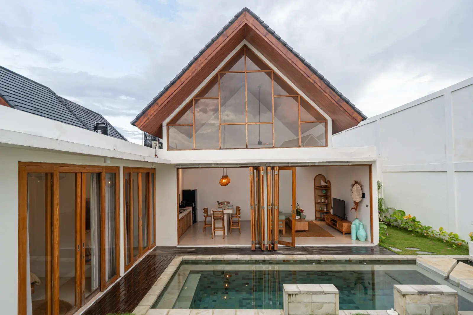 Stylish 2BR Villa Kerobokan near Seminyak — image 1