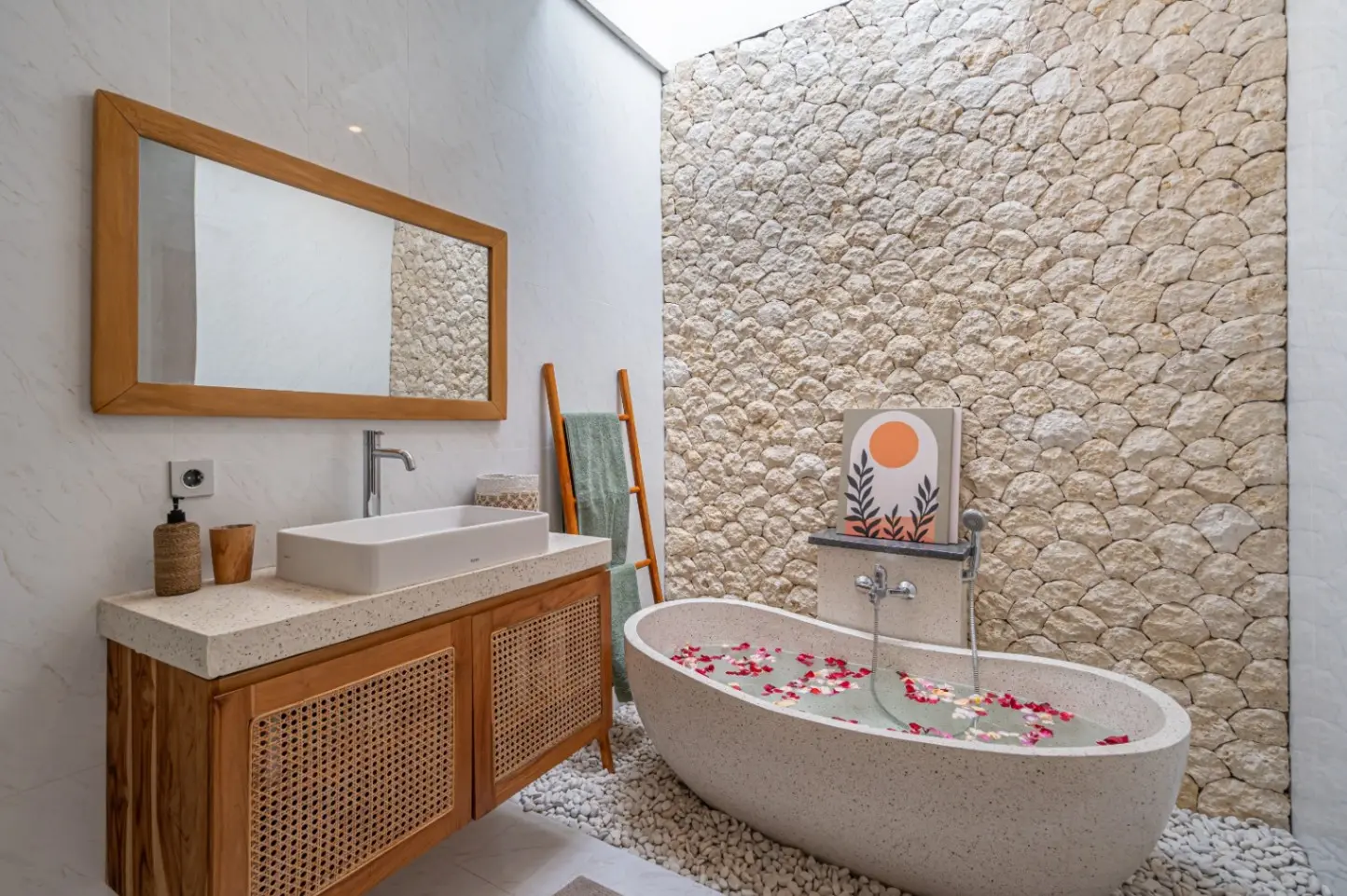Stylish 2BR Villa Kerobokan near Seminyak — image 4