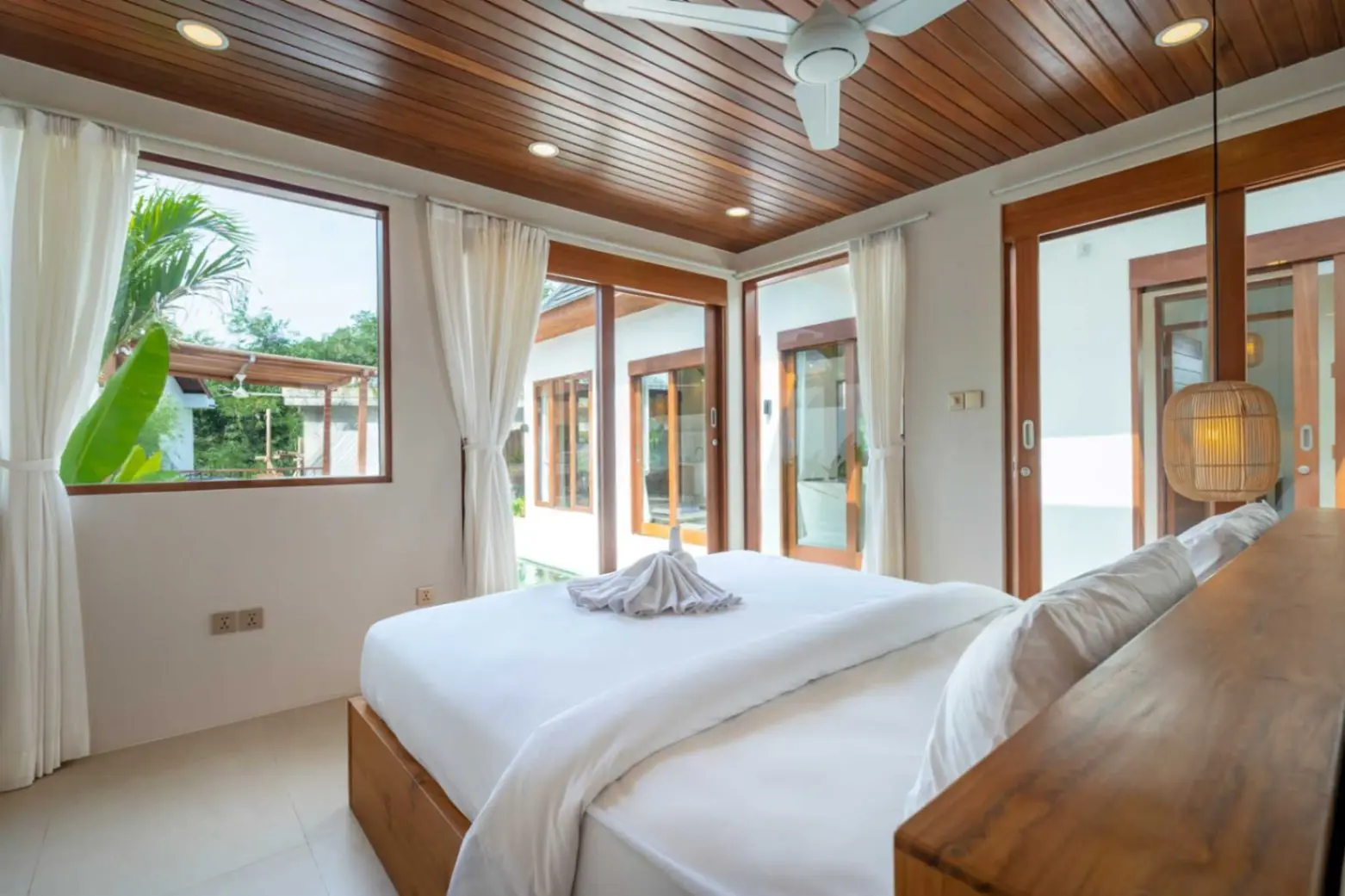 2-Bedroom Villa with Lush Garden & Jacuzzi in Cepaka — image 3