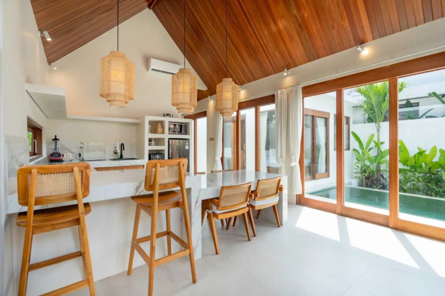 2-Bedroom Villa with Lush Garden & Jacuzzi in Cepaka — image 2