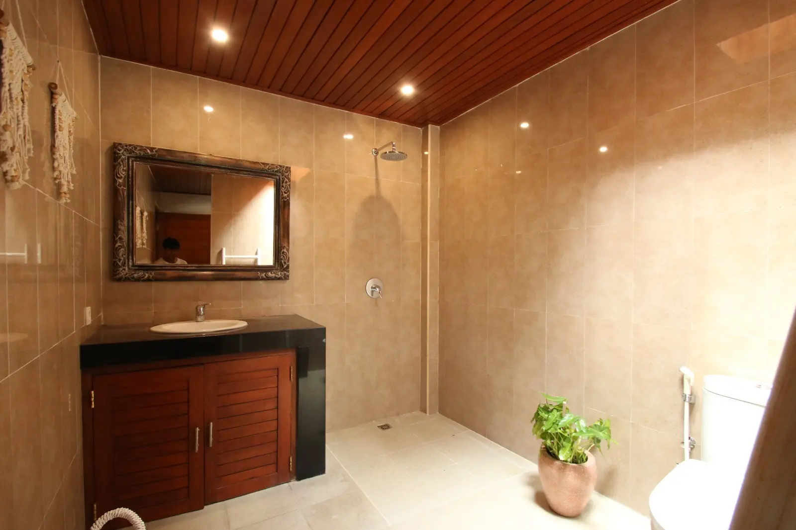 DO 454- FOR RENT TROPICAL CONTEMPORARY VILLA IN THE HEART OF UMALAS — image 1