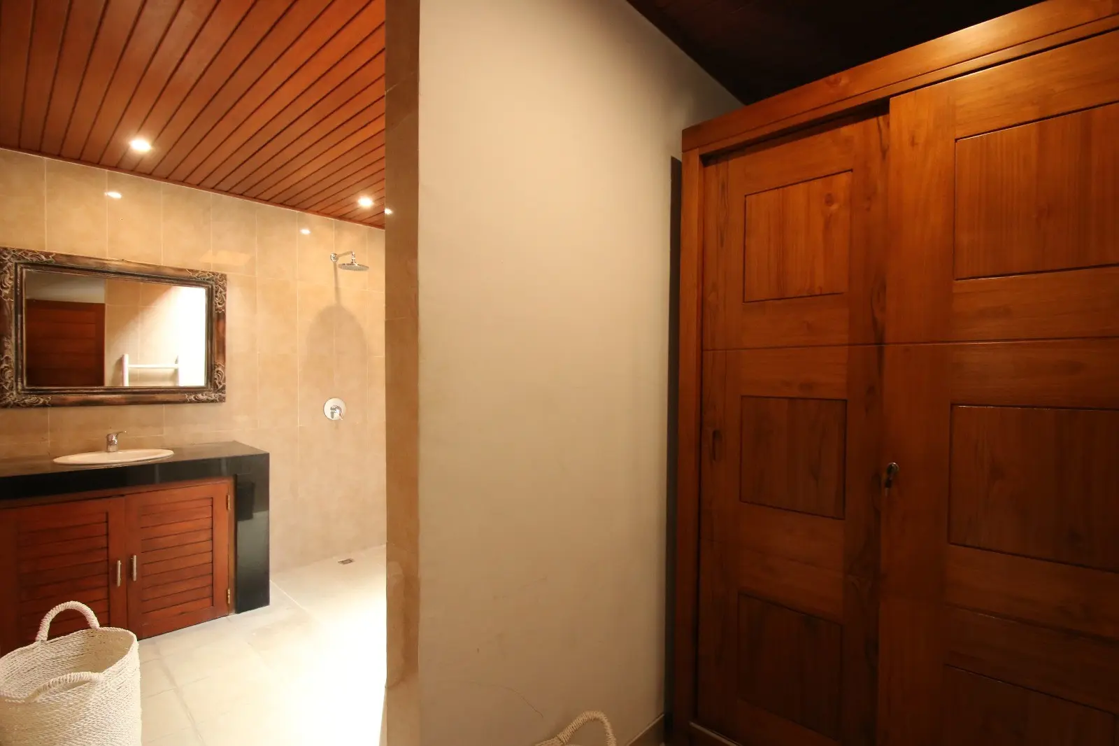 DO 454- FOR RENT TROPICAL CONTEMPORARY VILLA IN THE HEART OF UMALAS — image 3